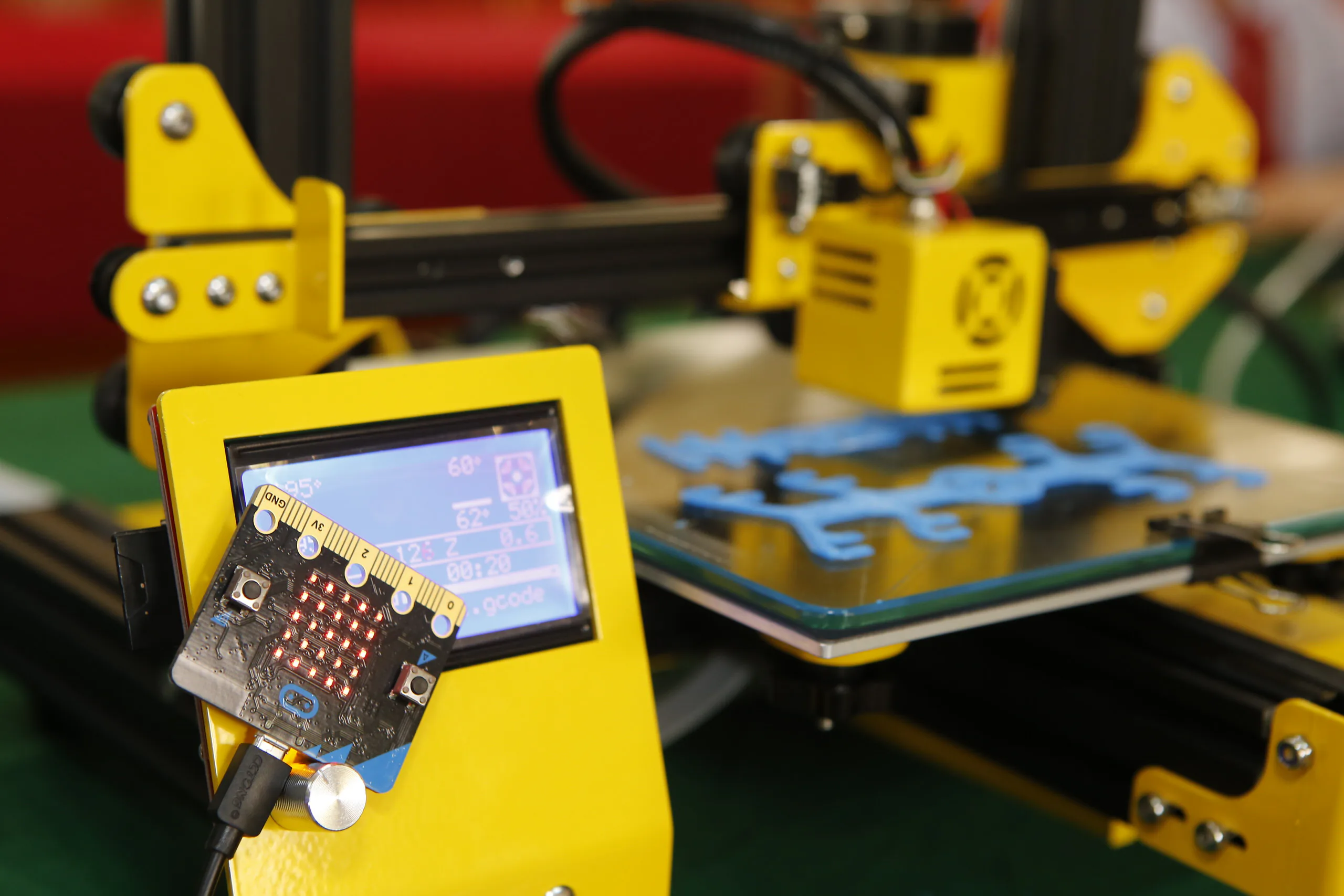 Góp sức chống dịch COVID-19, học sinh in 3D phụ kiện khẩu trang và học vận hành máy trợ thở