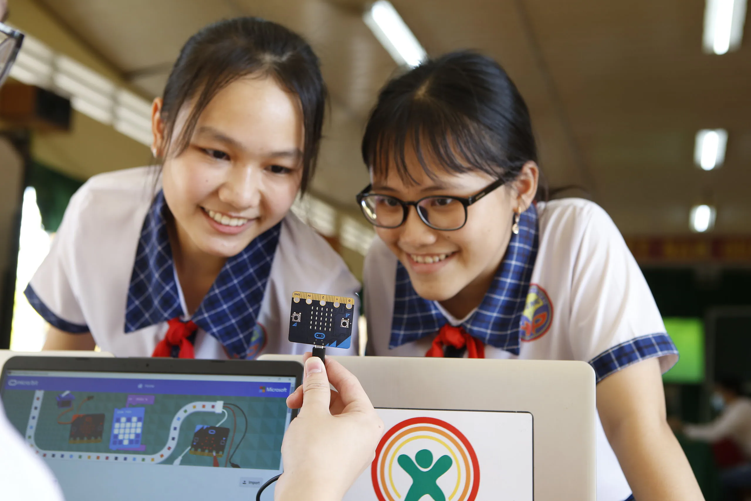 Góp sức chống dịch COVID-19, học sinh in 3D phụ kiện khẩu trang và học vận hành máy trợ thở