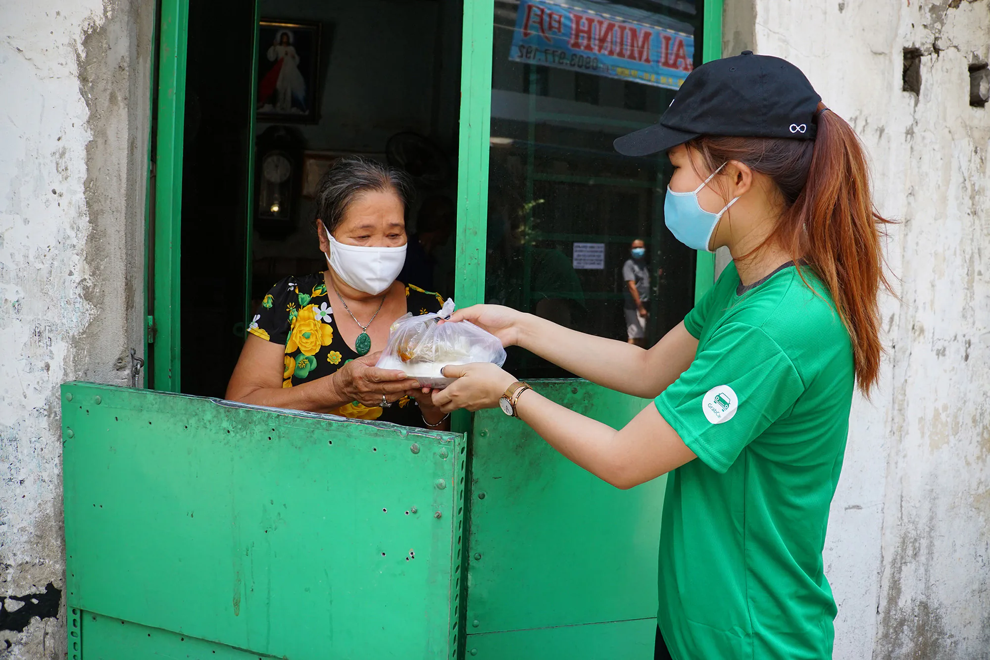 Grab và Quỹ Hy Vọng chung tay mang 15,000 suất ăn đến với những người khó khăn trong mùa dịch COVID-19