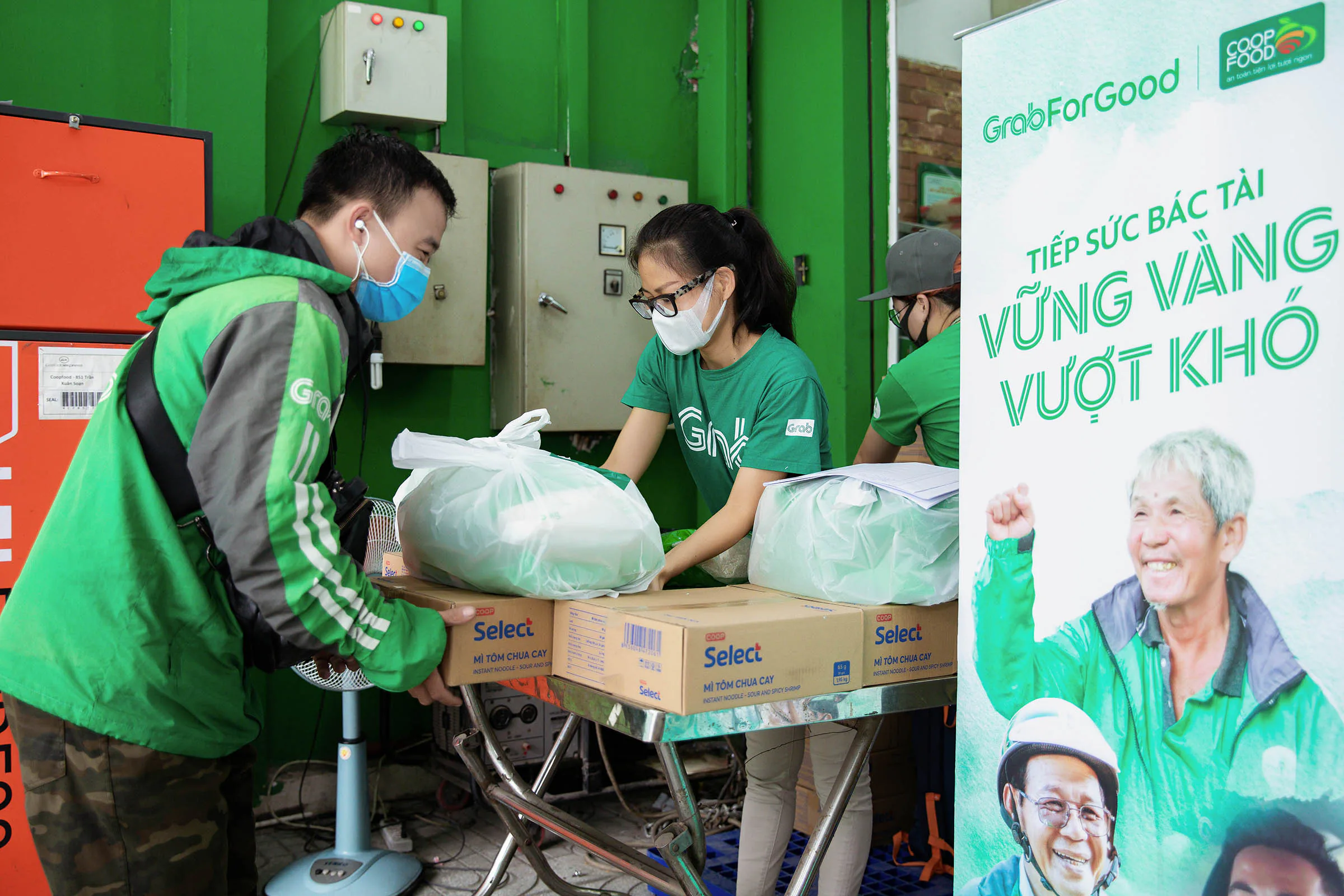 Grab trao tặng gần 80 tấn gạo và 8,000 thùng mì gói, hỗ trợ đối tác tài xế vượt qua khó khăn trong mùa dịch COVID-19