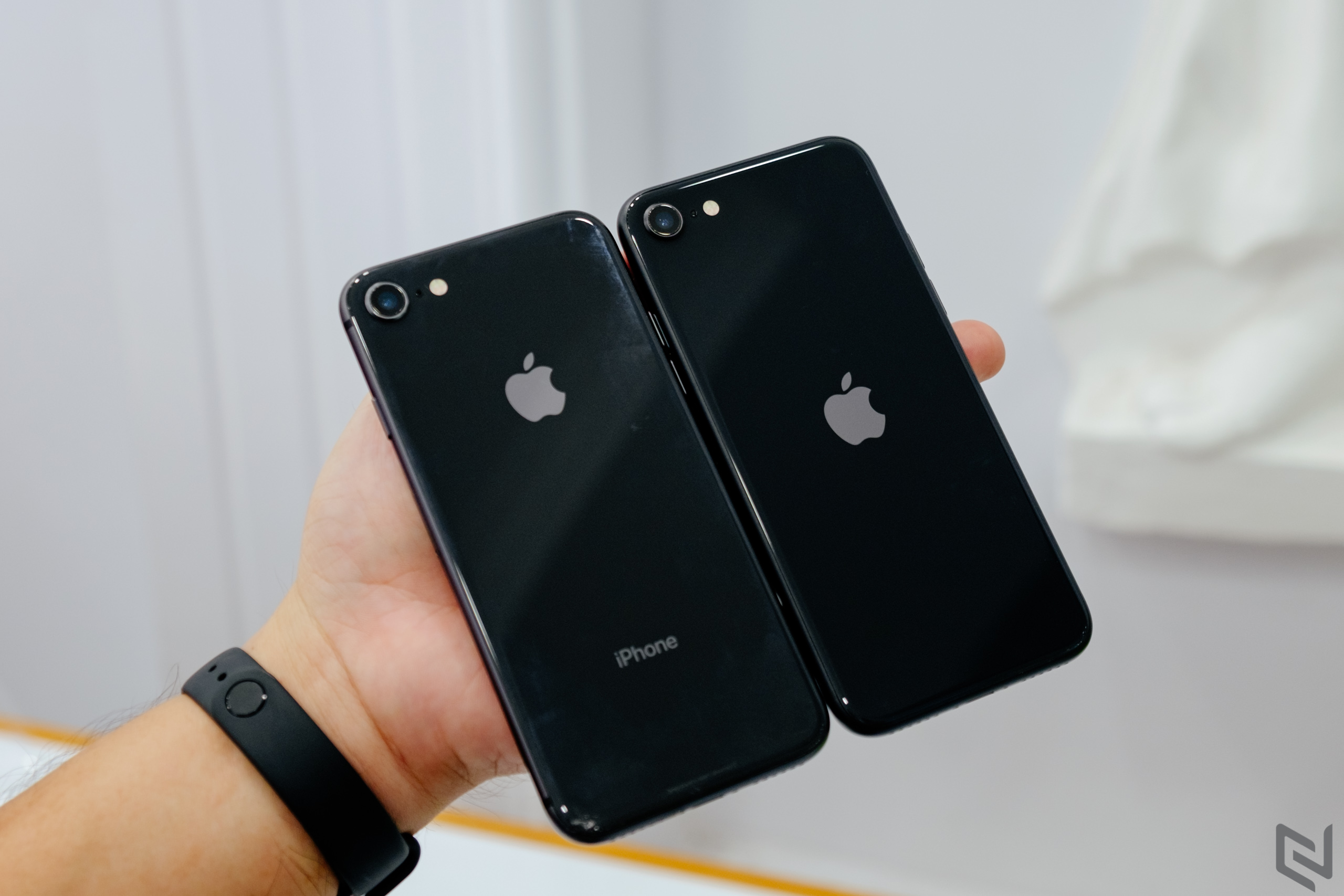 Trên tay iPhone SE 2020 đầu tiên tại Việt Nam, giá 12.7 triệu