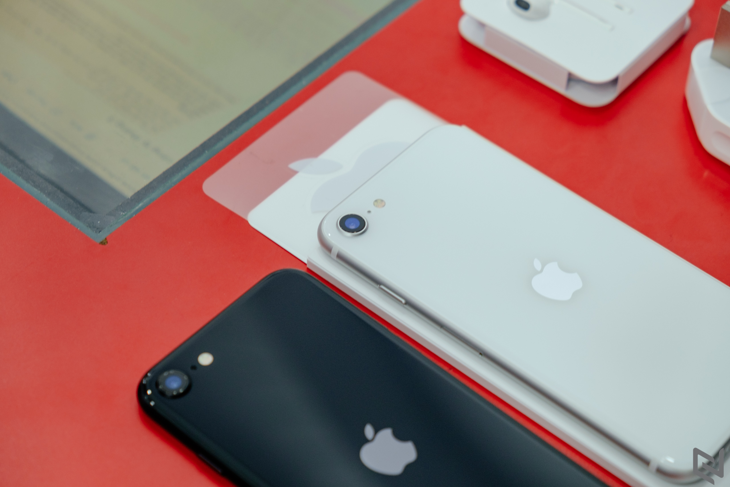 Trên tay iPhone SE 2020 đầu tiên tại Việt Nam, giá 12.7 triệu