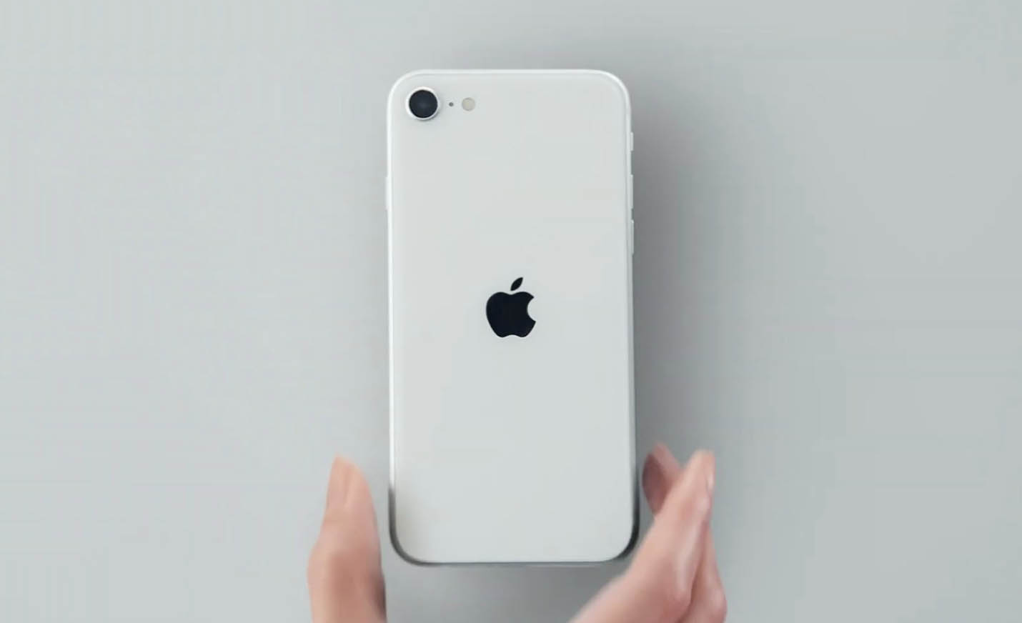 Apple cho biết việc bán iPhone mới không kèm củ sạc giúp tiết kiệm 861,000 tấn kim loại
