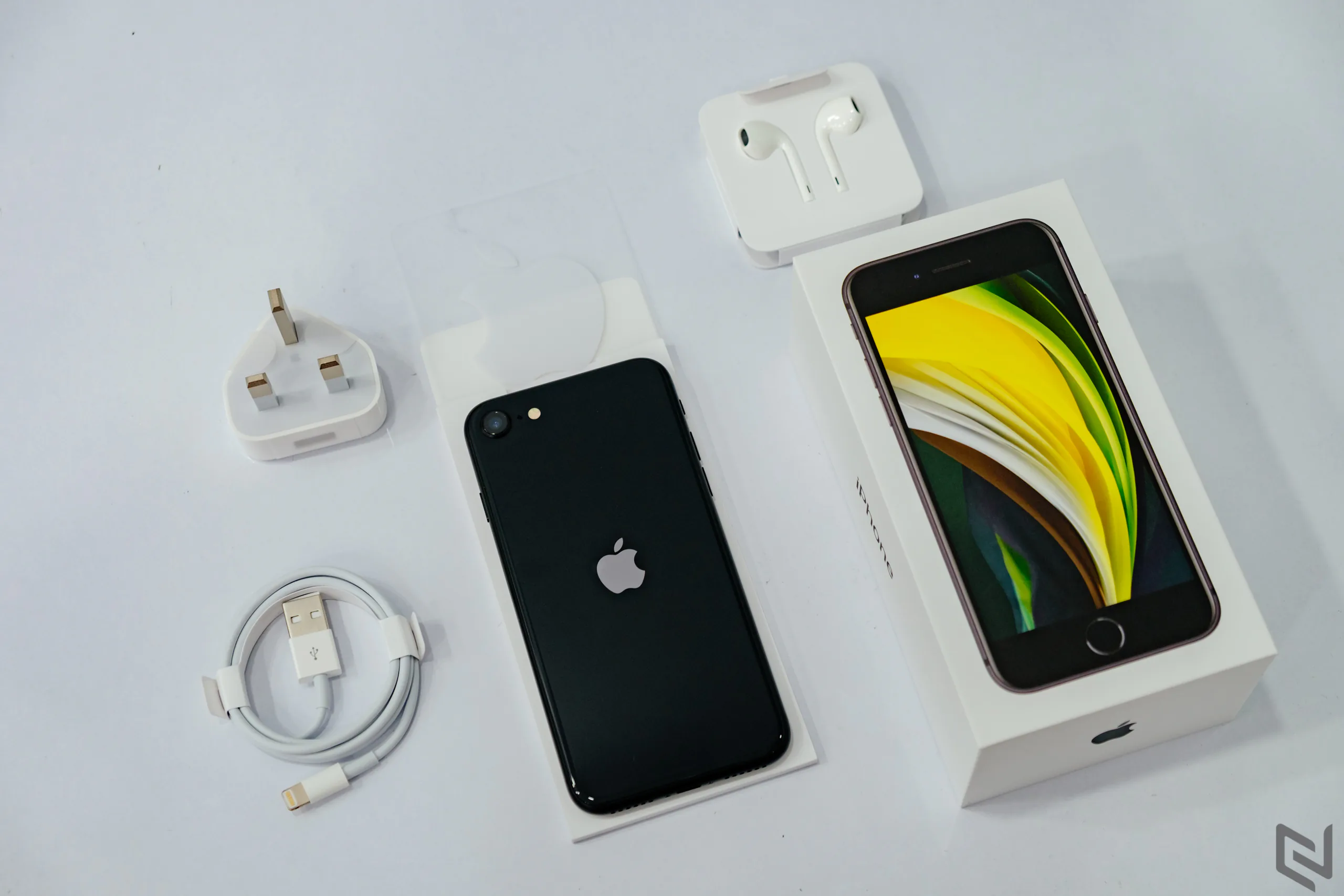 Trên tay iPhone SE 2020 đầu tiên tại Việt Nam, giá 12.7 triệu