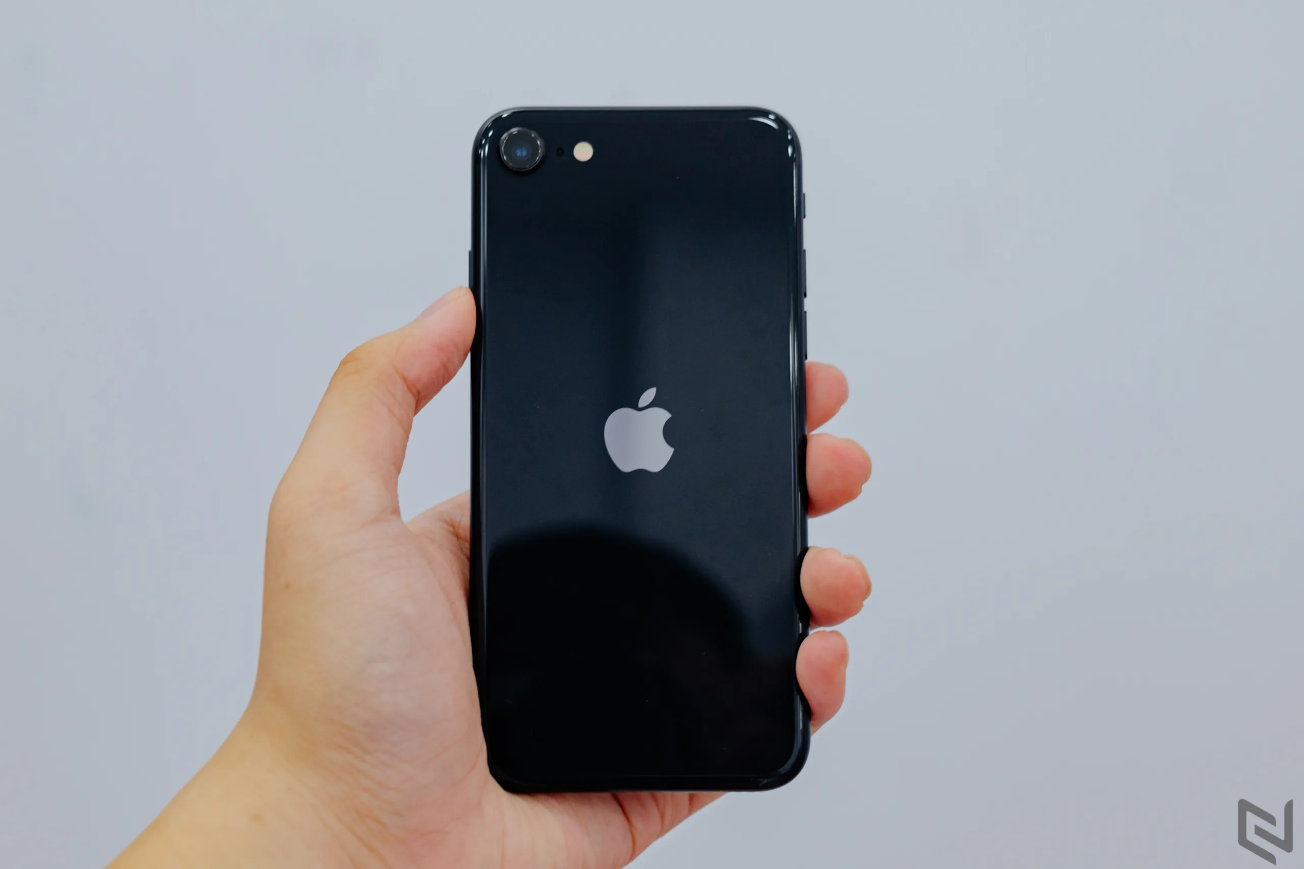 Trên tay iPhone SE 2020 đầu tiên tại Việt Nam, giá 12.7 triệu