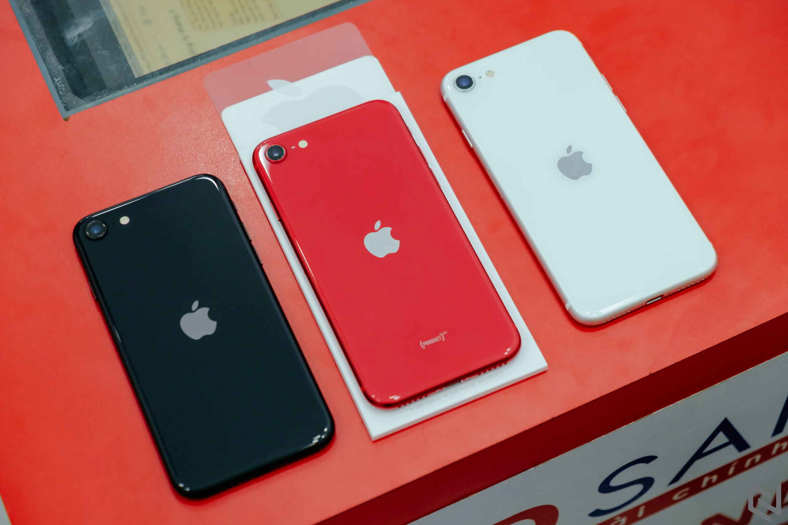 Trên tay iPhone SE 2020 đầu tiên tại Việt Nam, giá 12.7 triệu