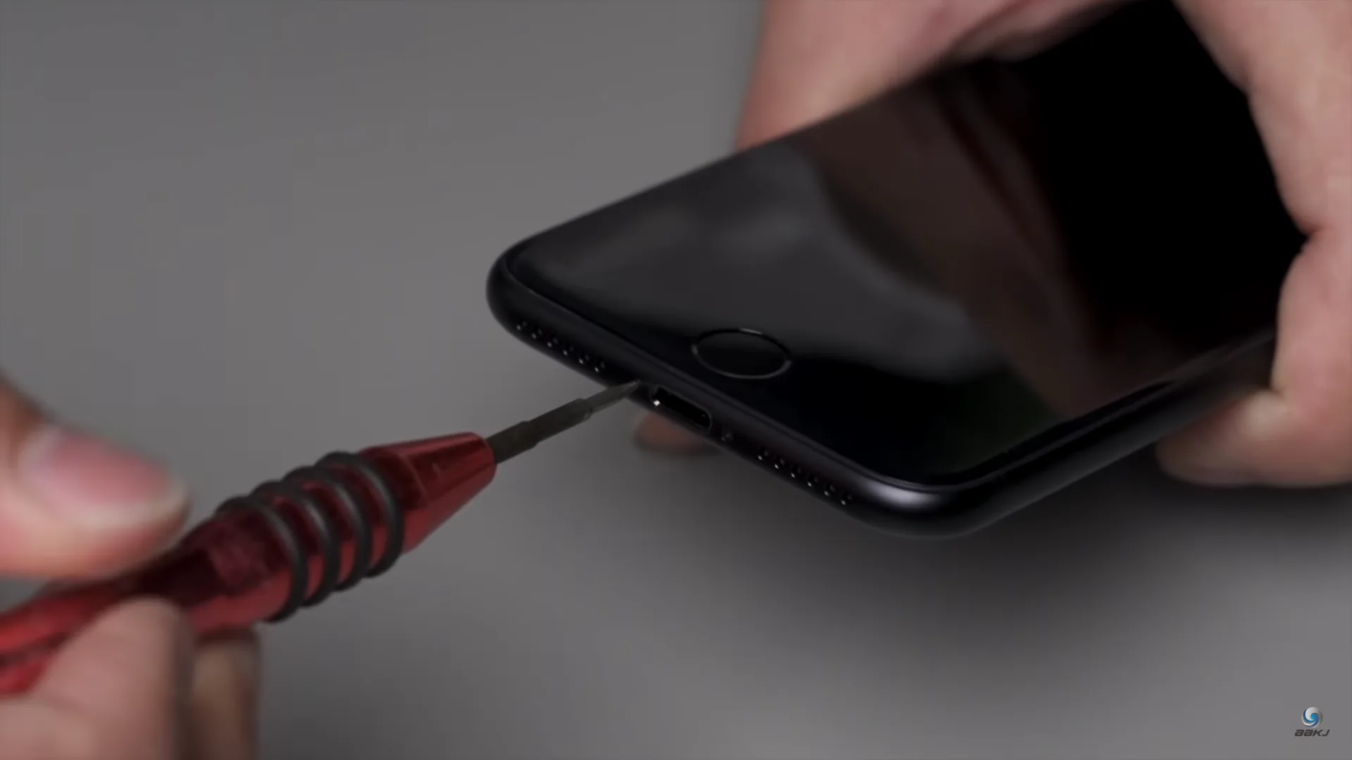 Video tháo rời và so sánh iPhone SE 2020 với iPhone 8