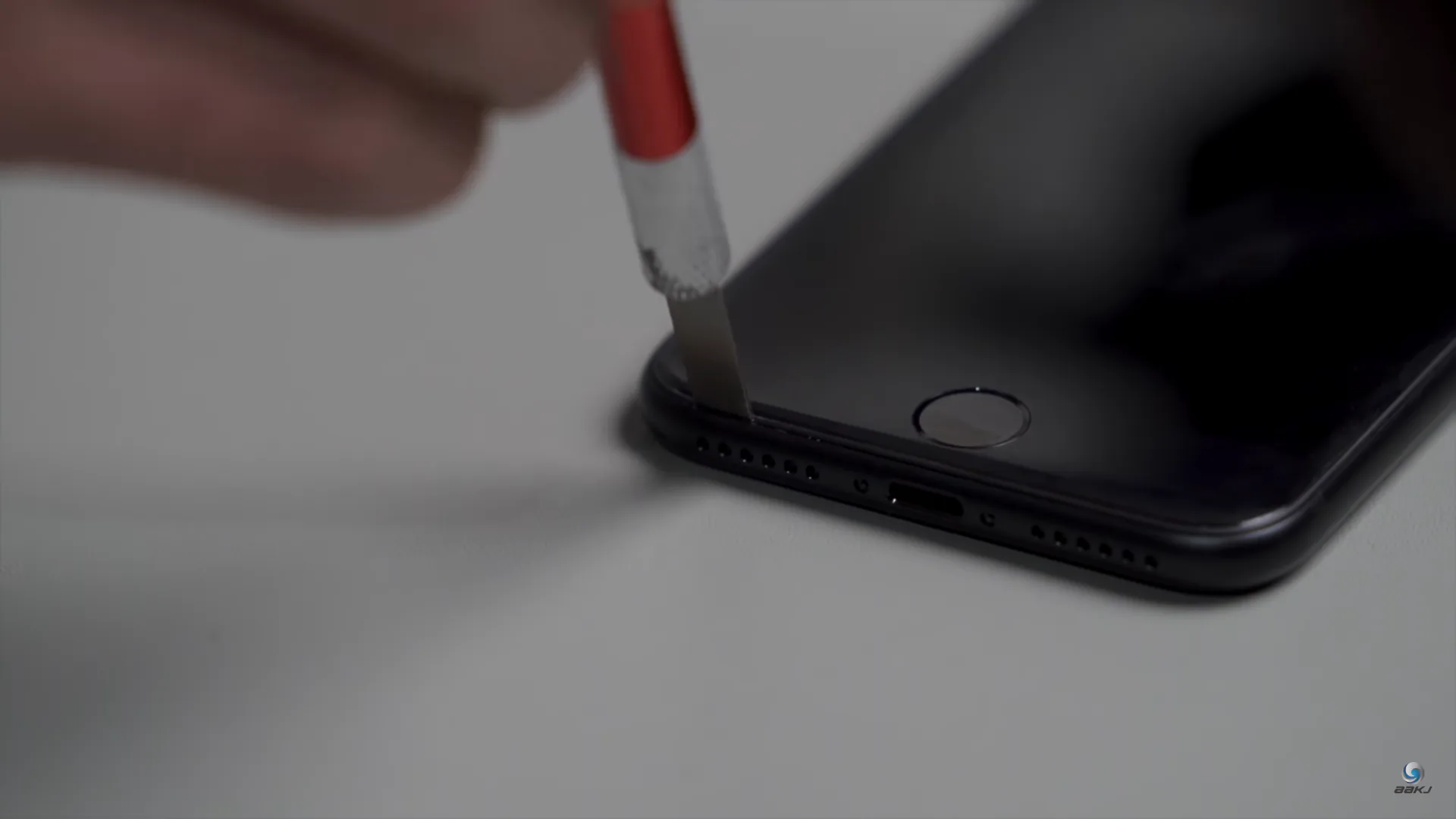 Video tháo rời và so sánh iPhone SE 2020 với iPhone 8