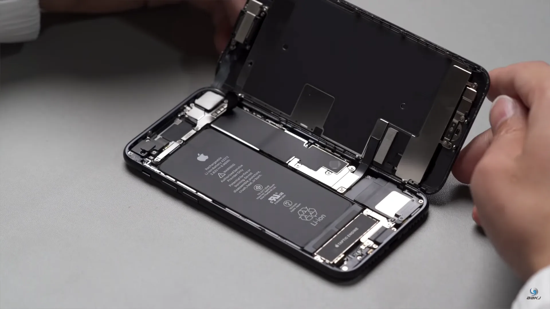 Video tháo rời và so sánh iPhone SE 2020 với iPhone 8