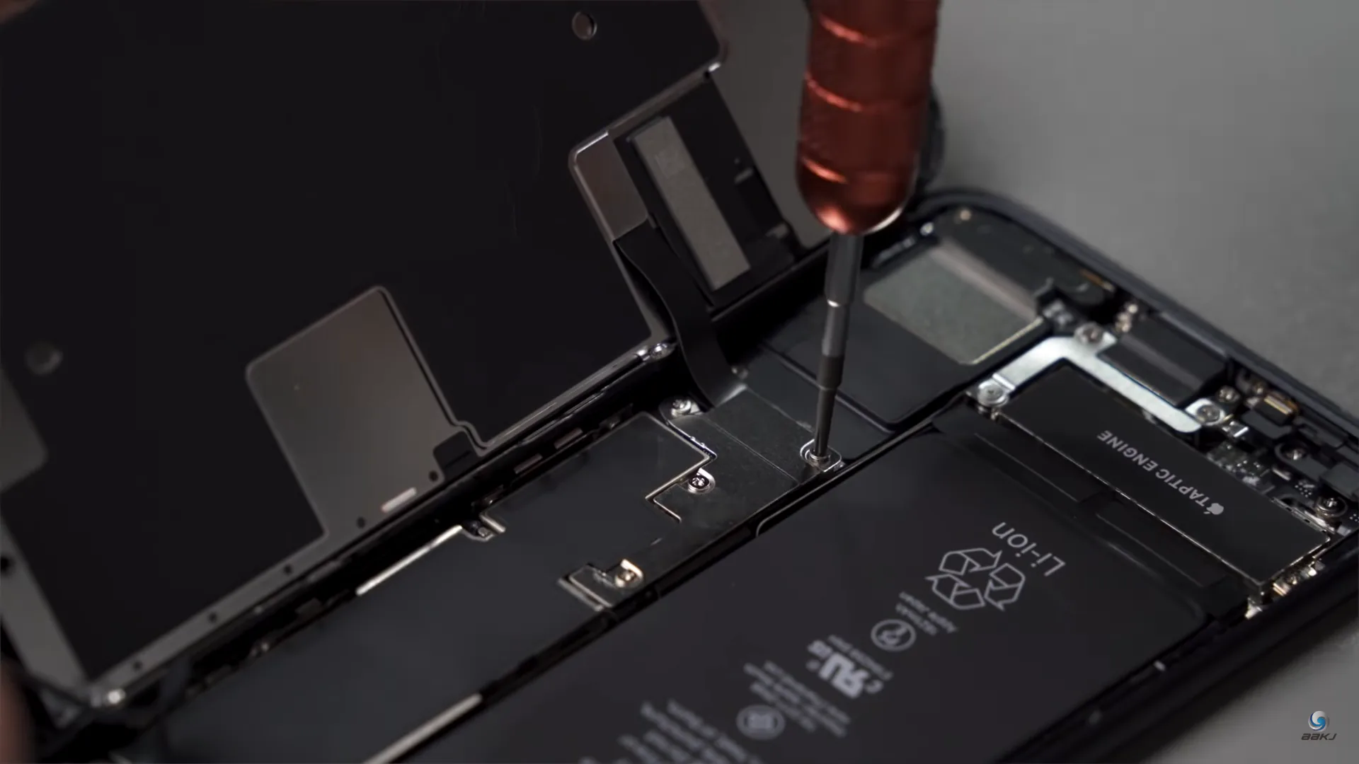 Video tháo rời và so sánh iPhone SE 2020 với iPhone 8