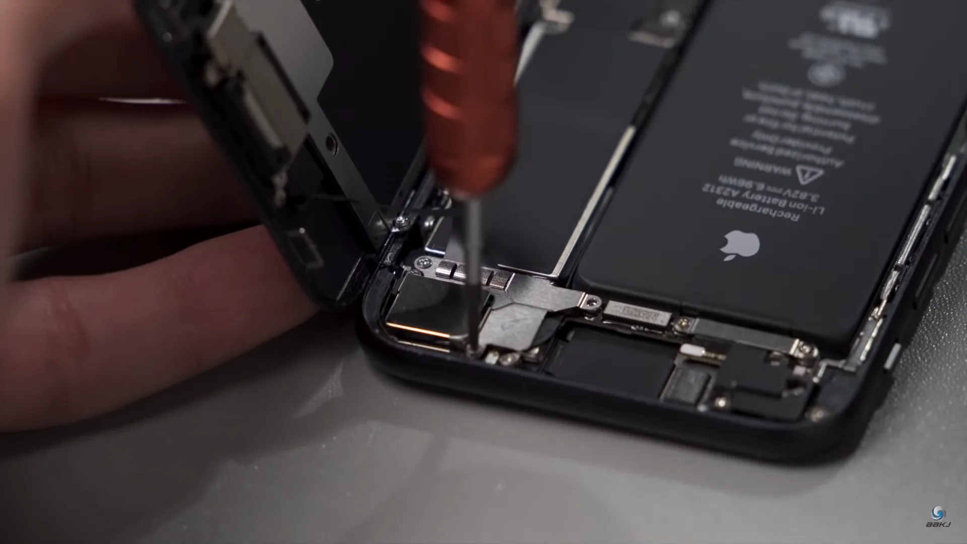 Video tháo rời và so sánh iPhone SE 2020 với iPhone 8