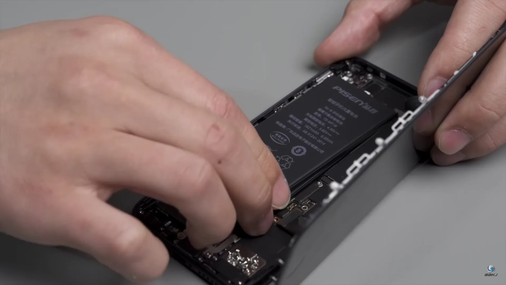 Video tháo rời và so sánh iPhone SE 2020 với iPhone 8