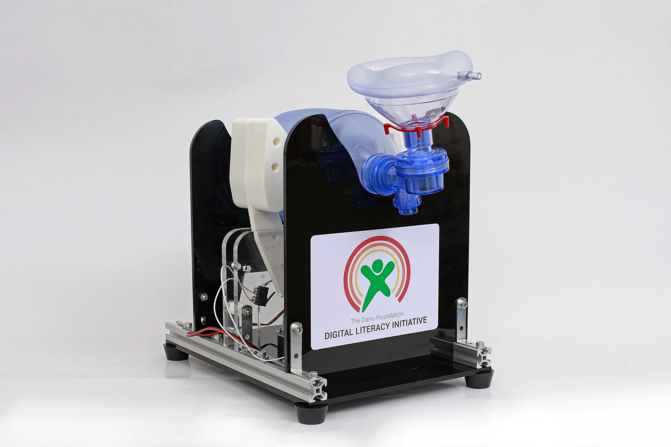 Góp sức chống dịch COVID-19, học sinh in 3D phụ kiện khẩu trang và học vận hành máy trợ thở