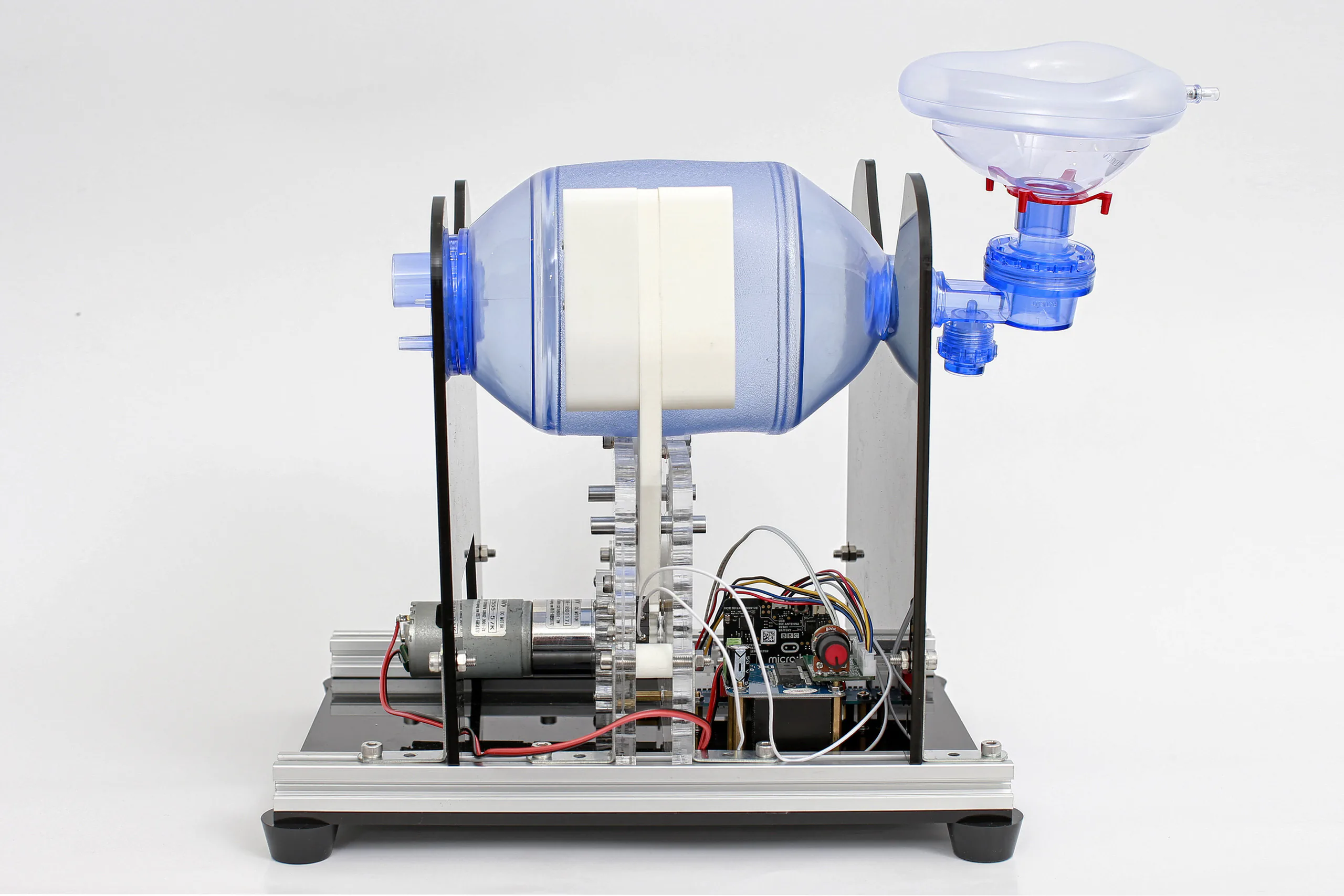 Góp sức chống dịch COVID-19, học sinh in 3D phụ kiện khẩu trang và học vận hành máy trợ thở