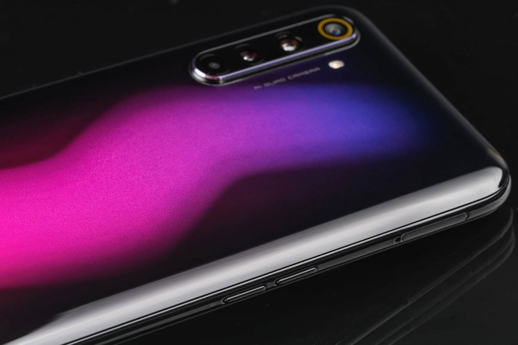 Mở hộp Realme 6 Pro với cấu hình khủng, bốn camera sau 64MP và màn hình lớn 6.6-inch