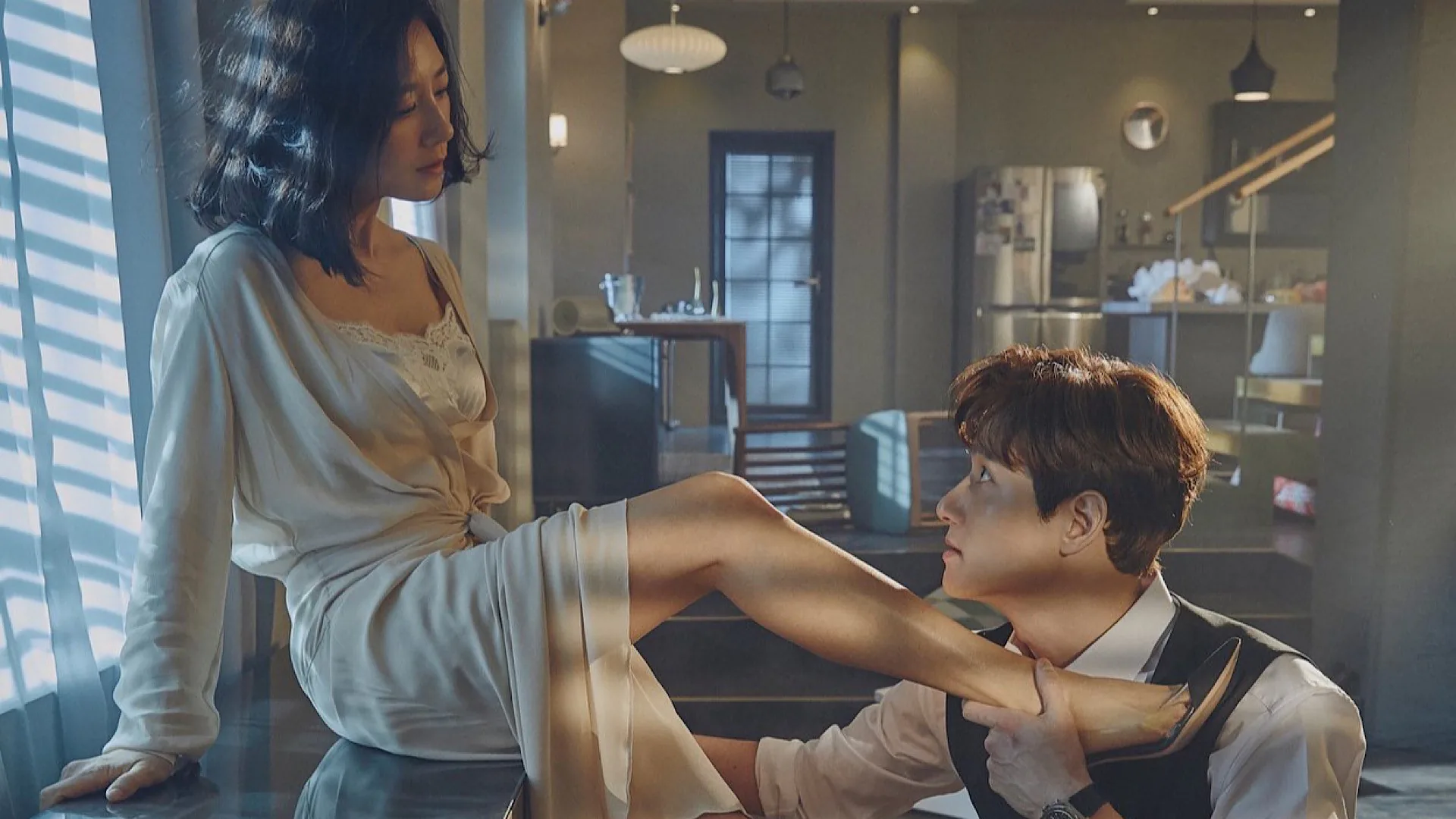 Xem phim Thế Giới Hôn Nhân, phim vượt qua khỏi Quân Vương Bất Diệt và giành vị trí top tìm kiếm vào hôm qua