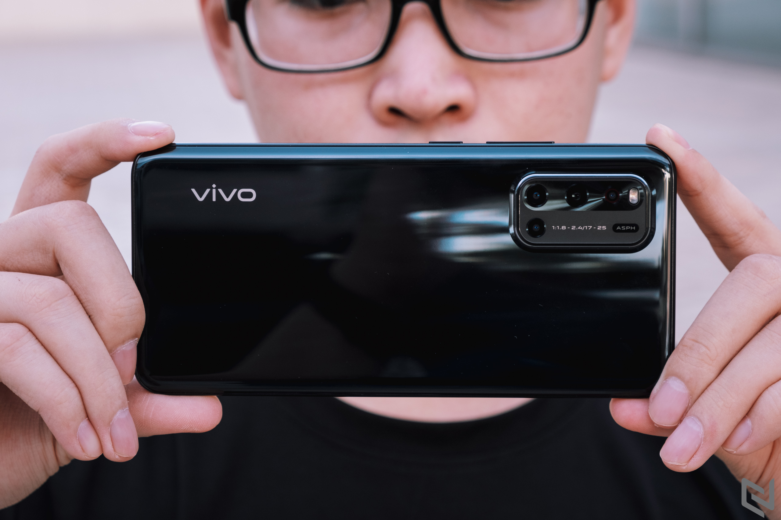 Mở hộp vivo V19: Camera selfie kép, chế độ chụp đêm ấn tượng