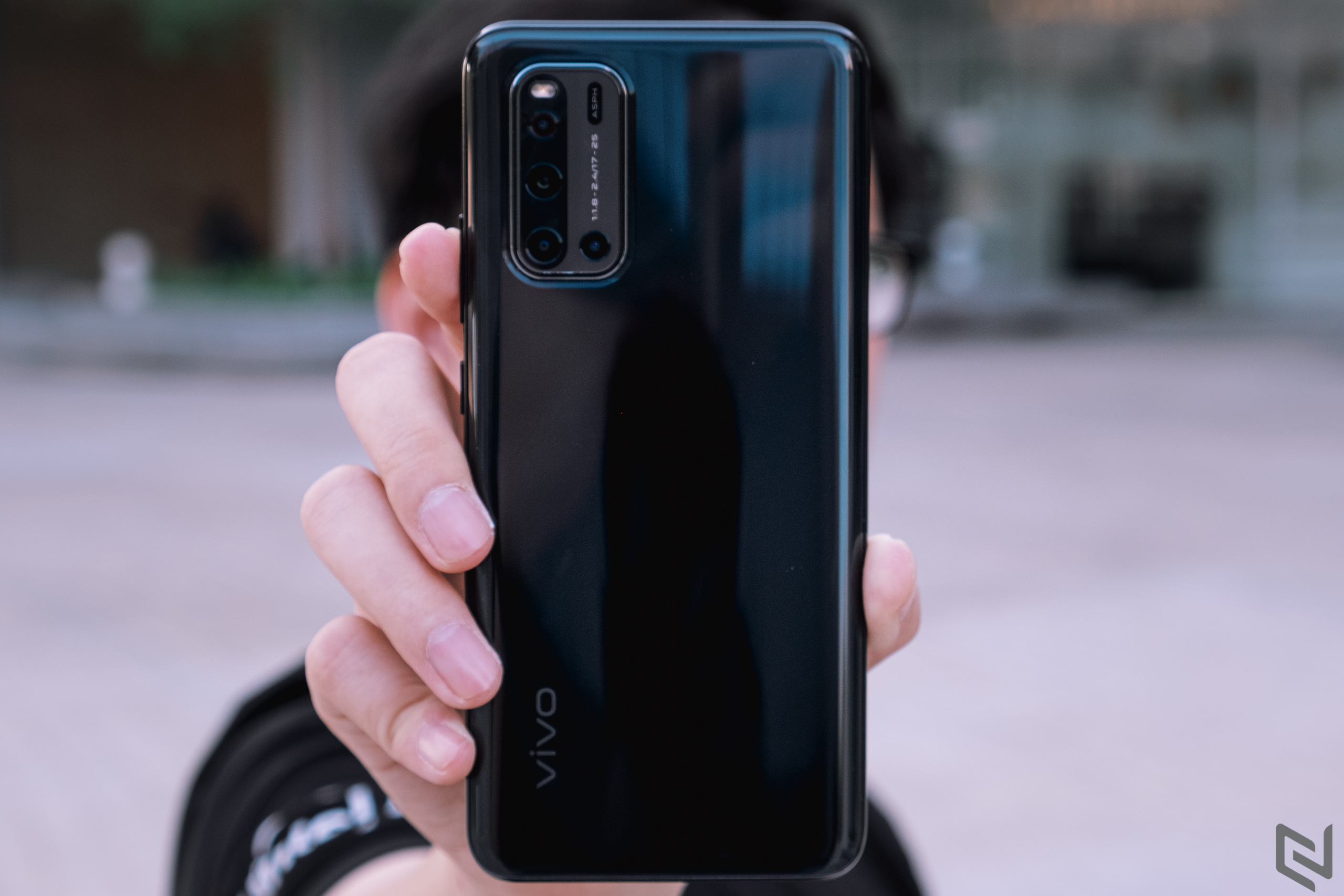 Mở hộp vivo V19: Camera selfie kép, chế độ chụp đêm ấn tượng