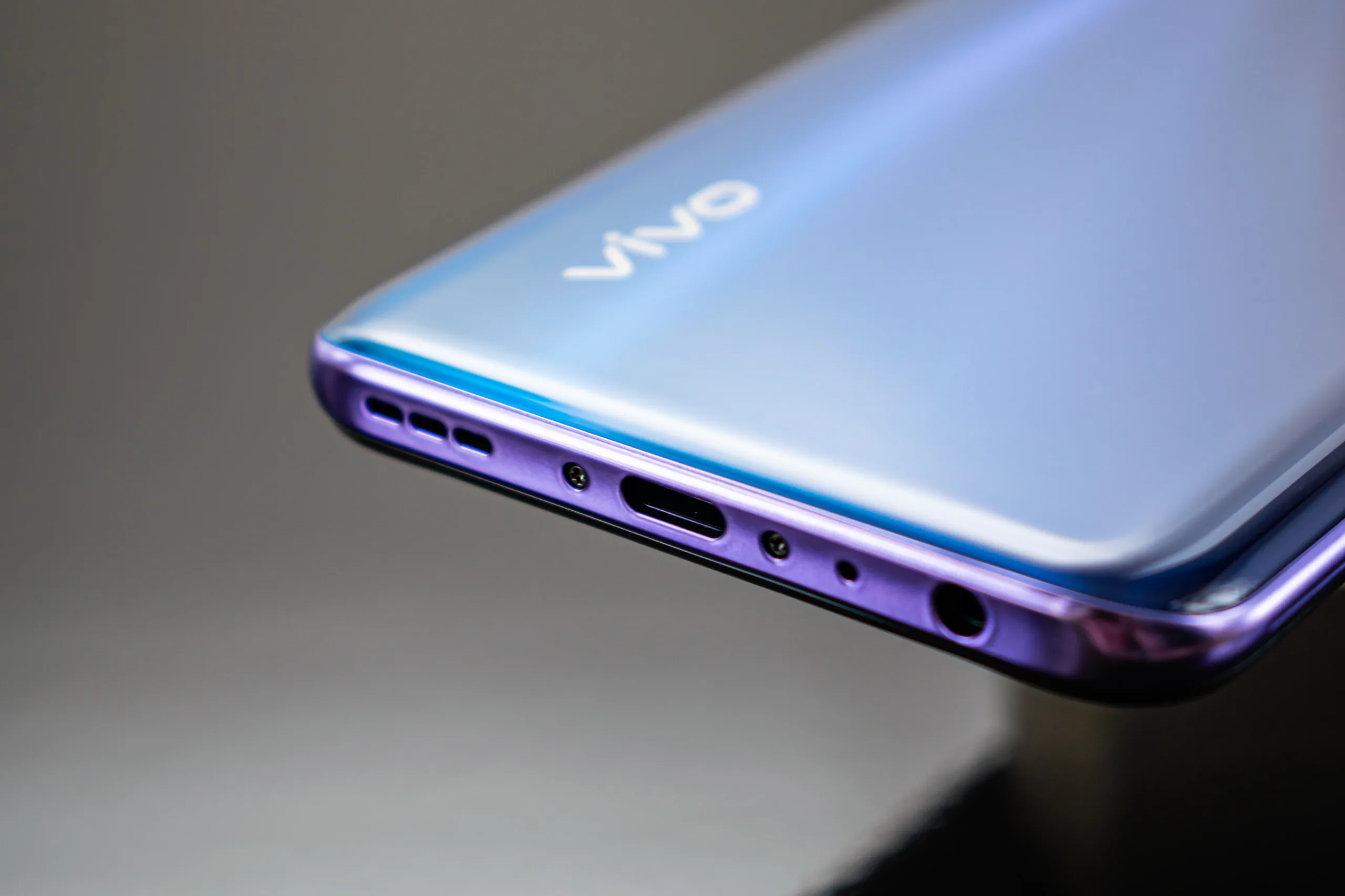vivo Y50 ra mắt với màn hình nốt ruồi, pin khủng, giá 6,290,000 VND