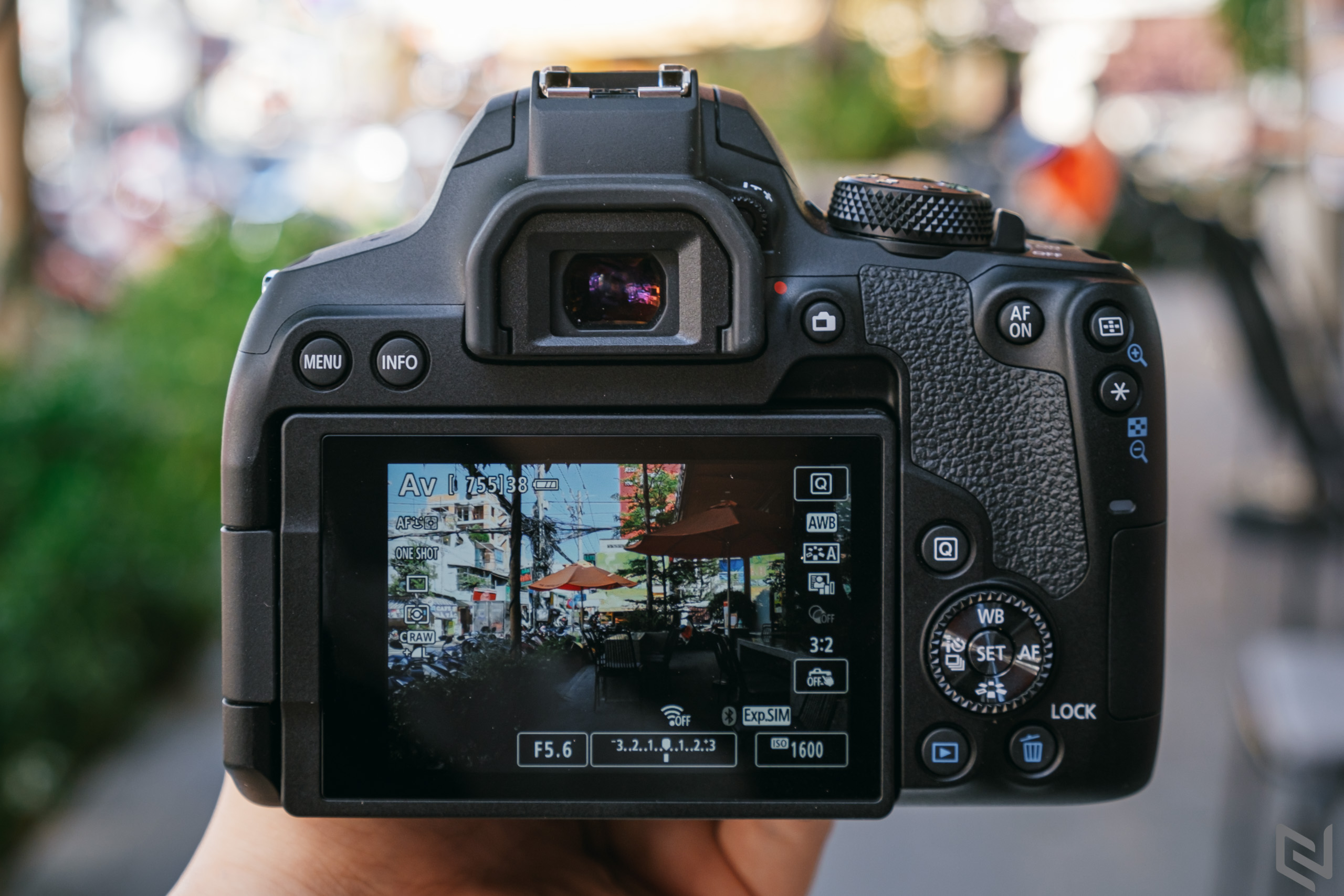 Trên tay Canon EOS 850D, chiếc DSLR hiếm hoi hiện tại dành cho người dùng nhập môn với nhiều tính năng cao cấp từ dòng EOS R