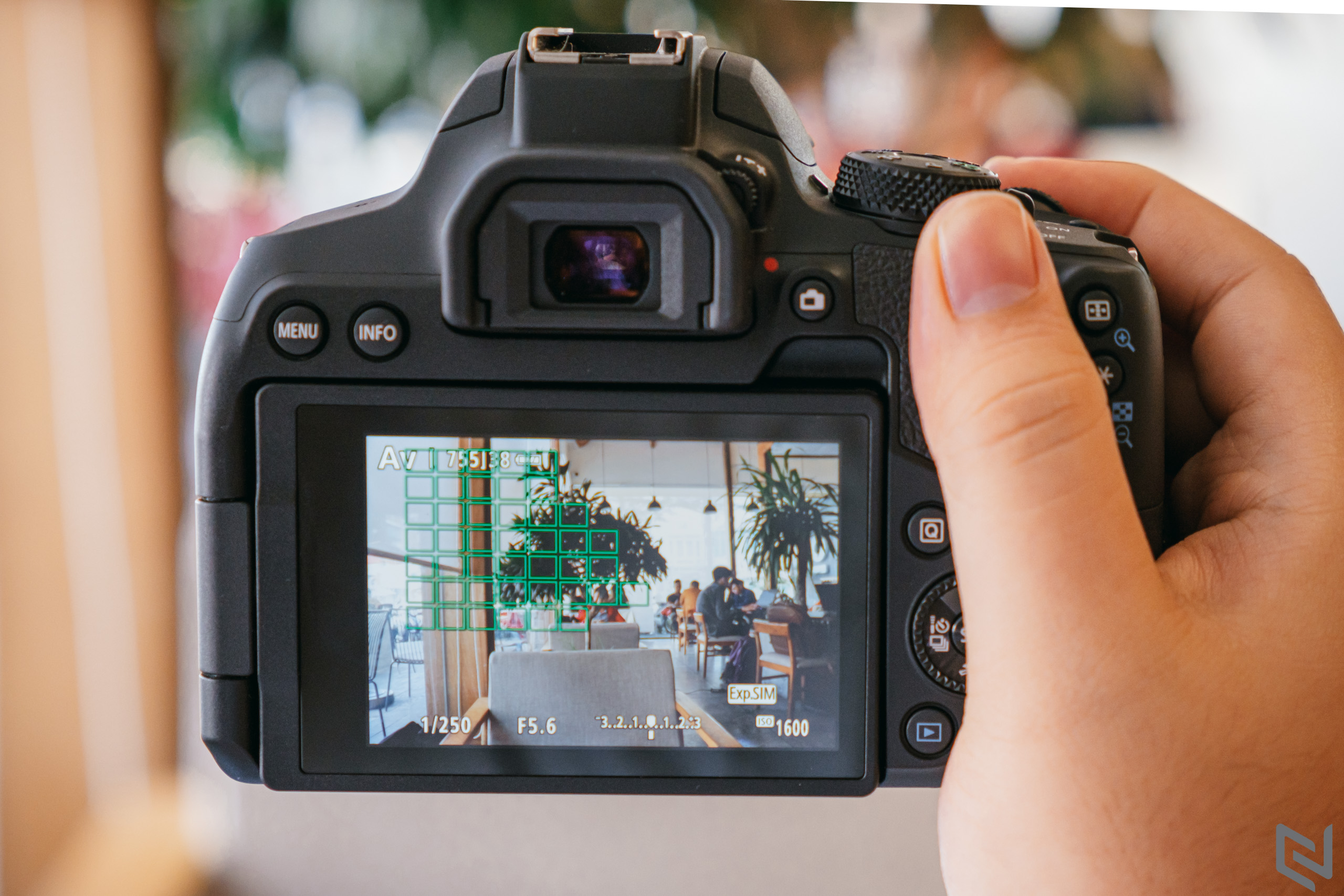 Trên tay Canon EOS 850D, chiếc DSLR hiếm hoi hiện tại dành cho người dùng nhập môn với nhiều tính năng cao cấp từ dòng EOS R
