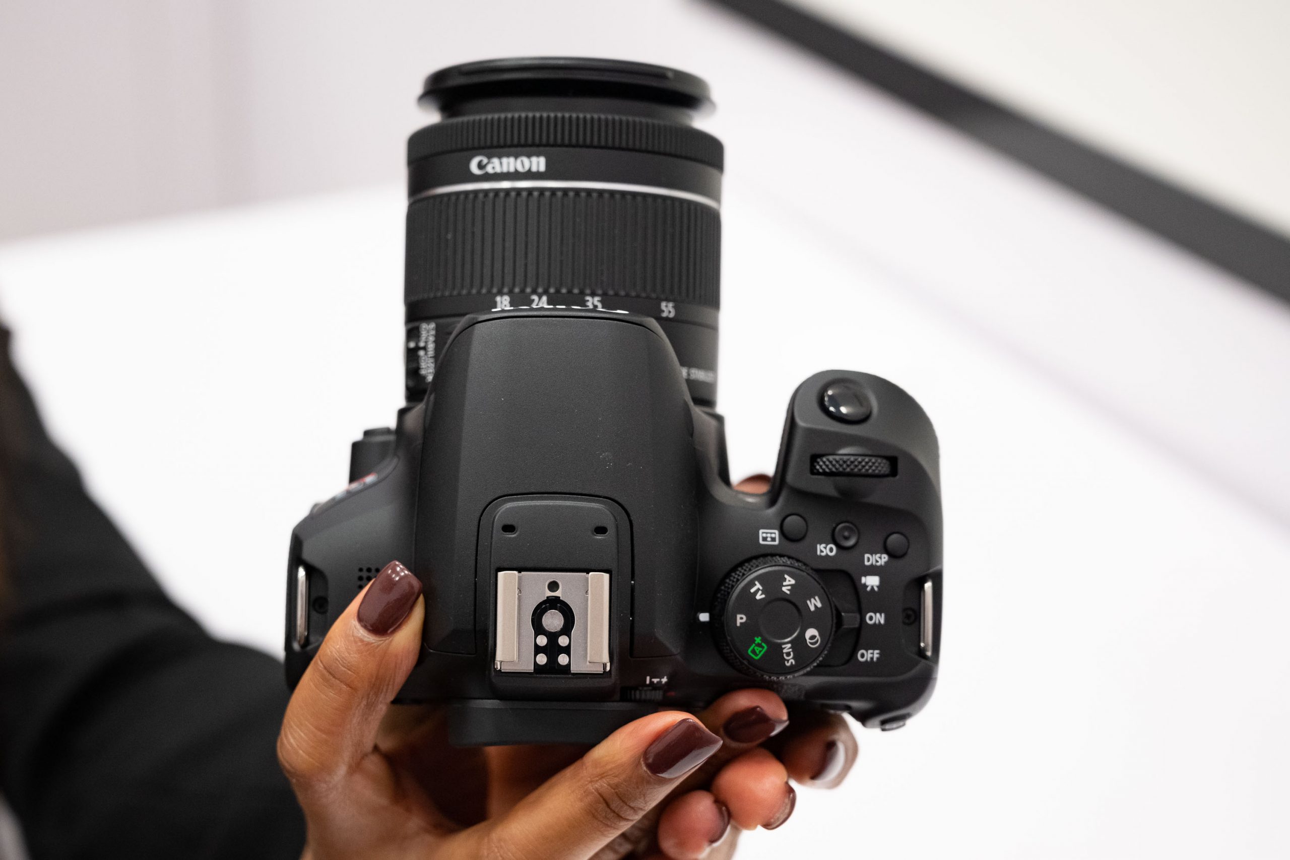 Canon giới thiệu Rebel T8i hay còn có tên là EOS 850D với nhiều tính năng hấp dẫn đối đầu với dòng máy mirrorless