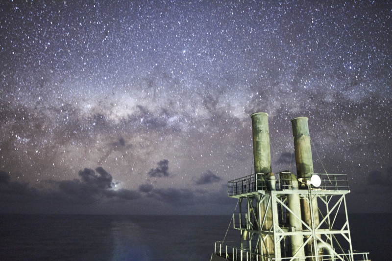 Cùng ngắm nhìn loạt ảnh dải ngân hà Milky Way được chụp từ một chiếc tàu thuỷ chở hàng