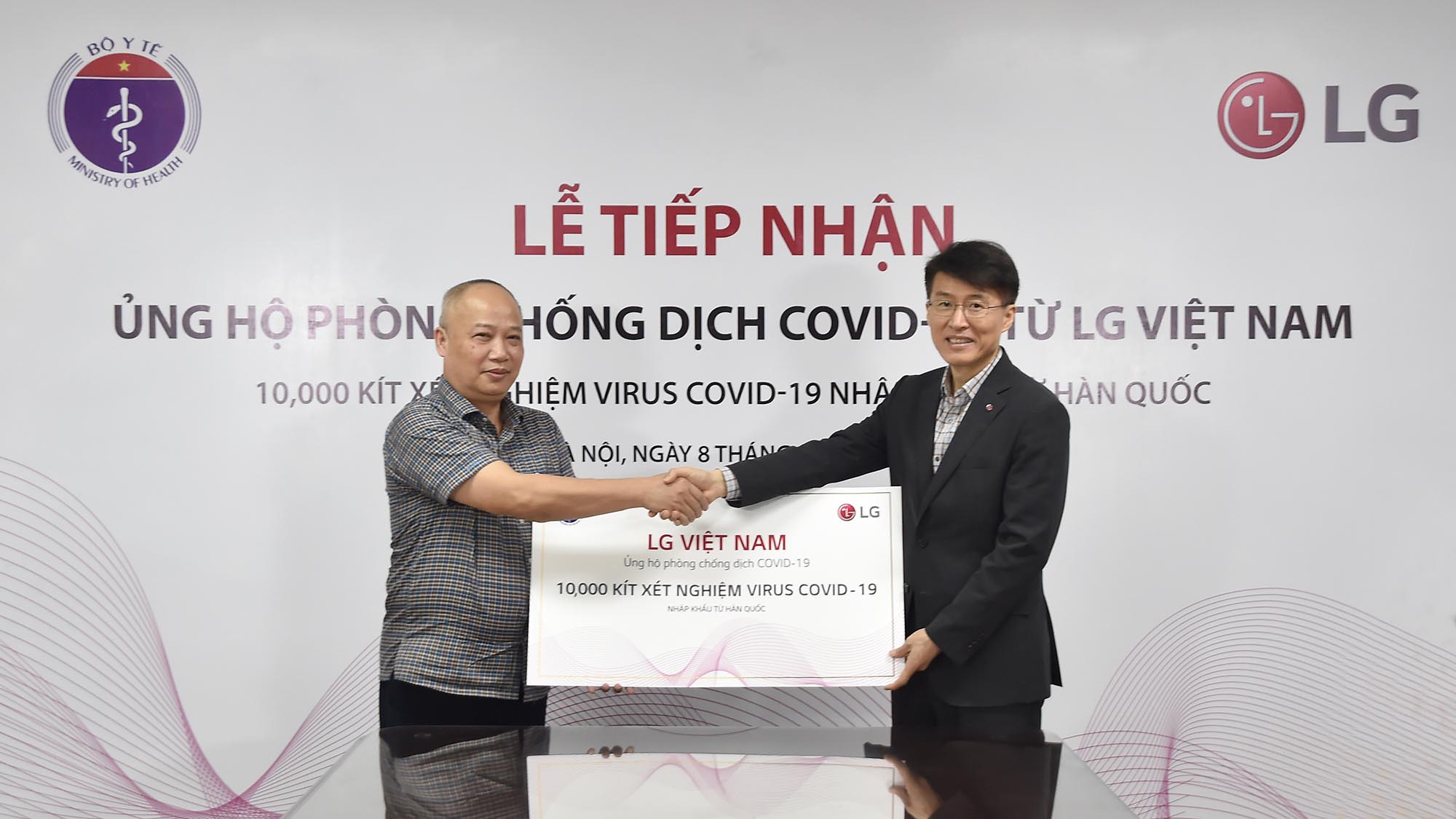 LG tài trợ Bộ y tế Việt Nam 10,000 bộ kit xét nghiệm Covid-19 và các trang thiết bị y tế nhập khẩu từ Hàn Quốc