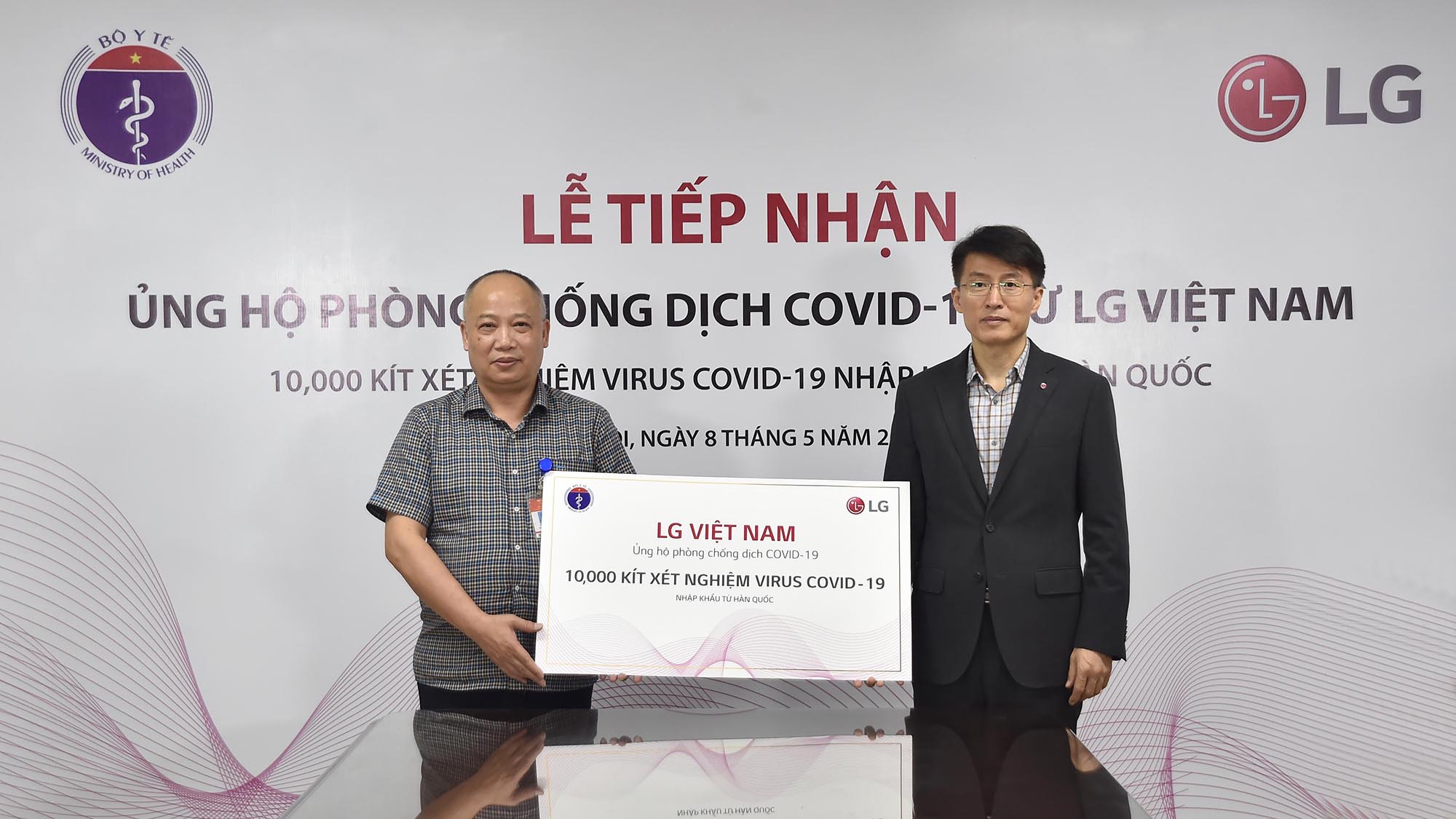 LG tài trợ Bộ y tế Việt Nam 10,000 bộ kit xét nghiệm Covid-19 và các trang thiết bị y tế nhập khẩu từ Hàn Quốc