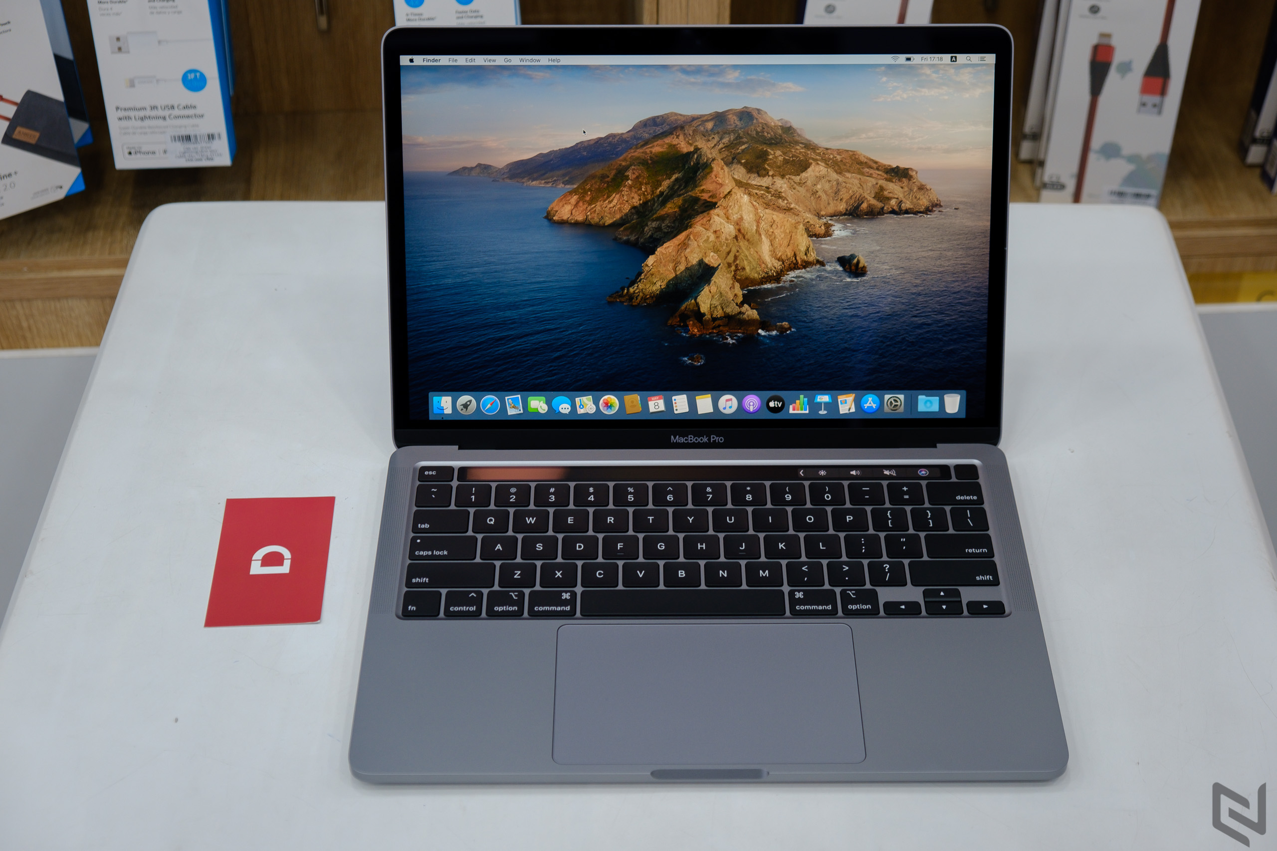 Trên tay MacBook Pro 2020 đầu tiên tại Việt Nam: Bàn phím mới, mạnh hơn, giá từ 34,979,000 VND