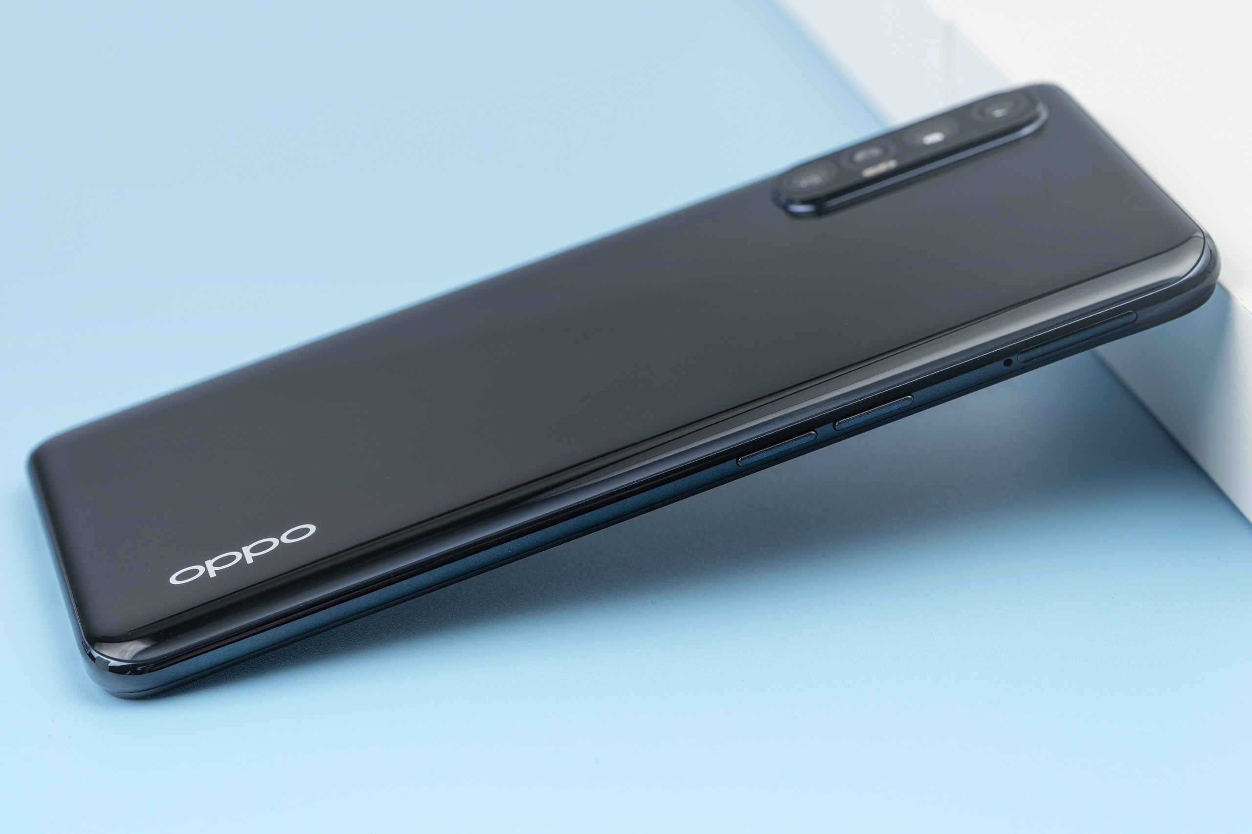 Mở hộp OPPO Reno3 Pro: Chuyên gia selfie với camera 64MP cùng cấu hình chiến game khủng Helio P95