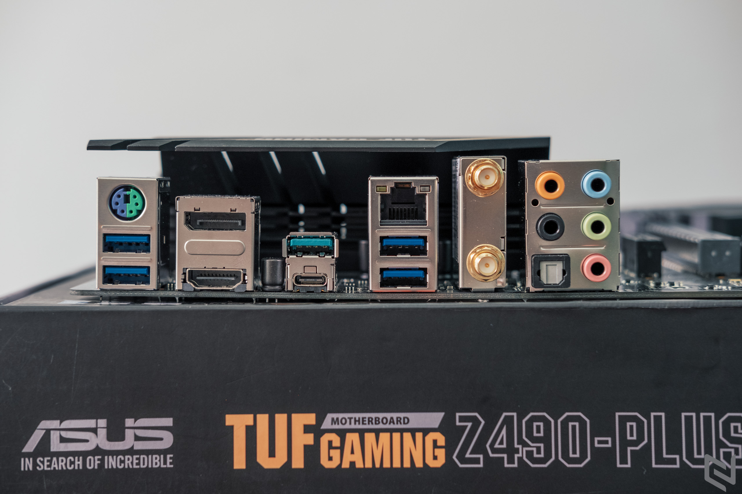 Mở hộp bo mạch chủ TUF Gaming Z490-Plus(WI-FI), cực bền bỉ với vẻ ngoài "cơ khí" cục mịch