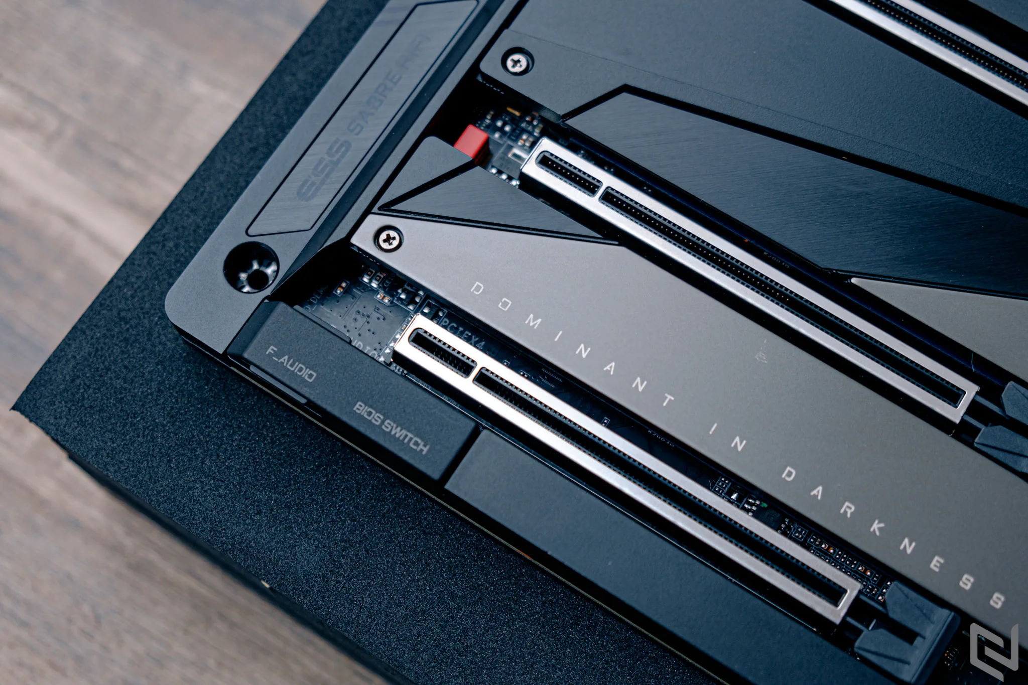 Mở hộp bo mạch chủ GIGABYTE Z490 AORUS Xtreme: Vũ khí tối thượng của dòng Z490 AORUS, cỗ xe tăng mạnh mẽ và bền bỉ đích thực