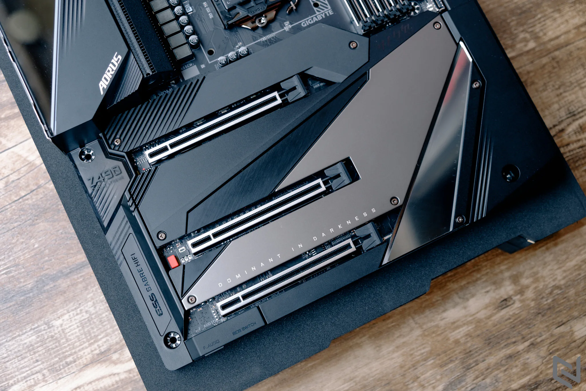Mở hộp bo mạch chủ GIGABYTE Z490 AORUS Xtreme: Vũ khí tối thượng của dòng Z490 AORUS, cỗ xe tăng mạnh mẽ và bền bỉ đích thực