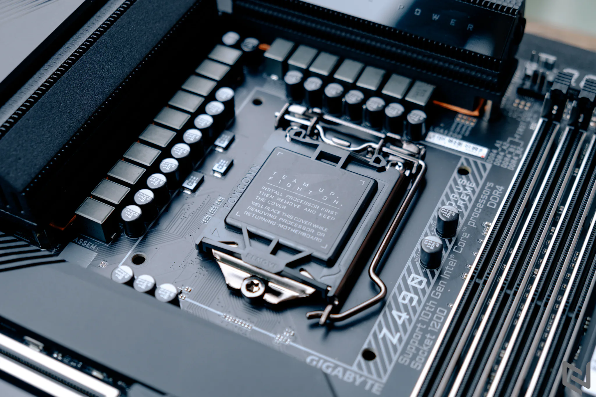 Mở hộp bo mạch chủ GIGABYTE Z490 AORUS Xtreme: Vũ khí tối thượng của dòng Z490 AORUS, cỗ xe tăng mạnh mẽ và bền bỉ đích thực