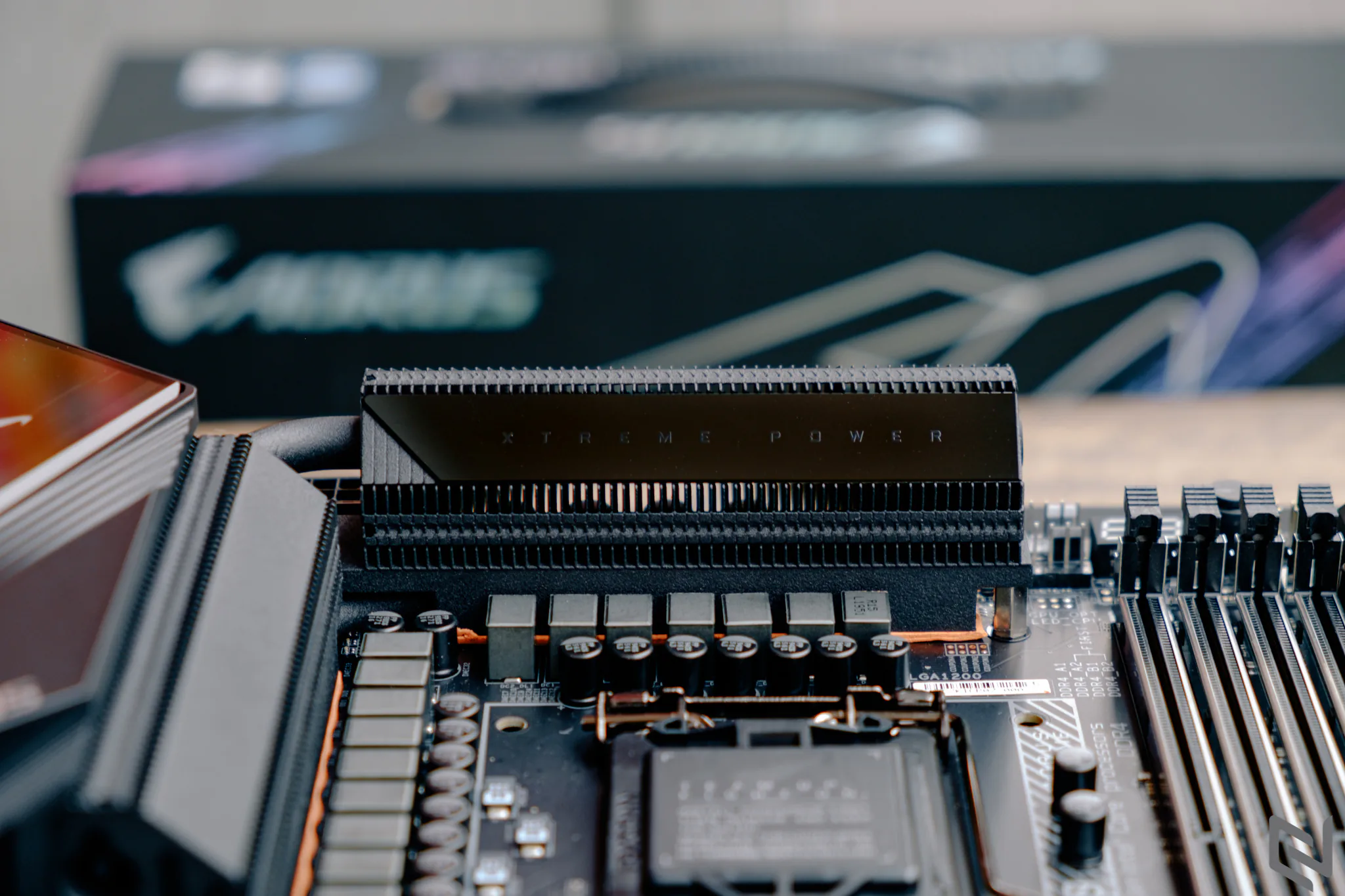 Mở hộp bo mạch chủ GIGABYTE Z490 AORUS Xtreme: Vũ khí tối thượng của dòng Z490 AORUS, cỗ xe tăng mạnh mẽ và bền bỉ đích thực