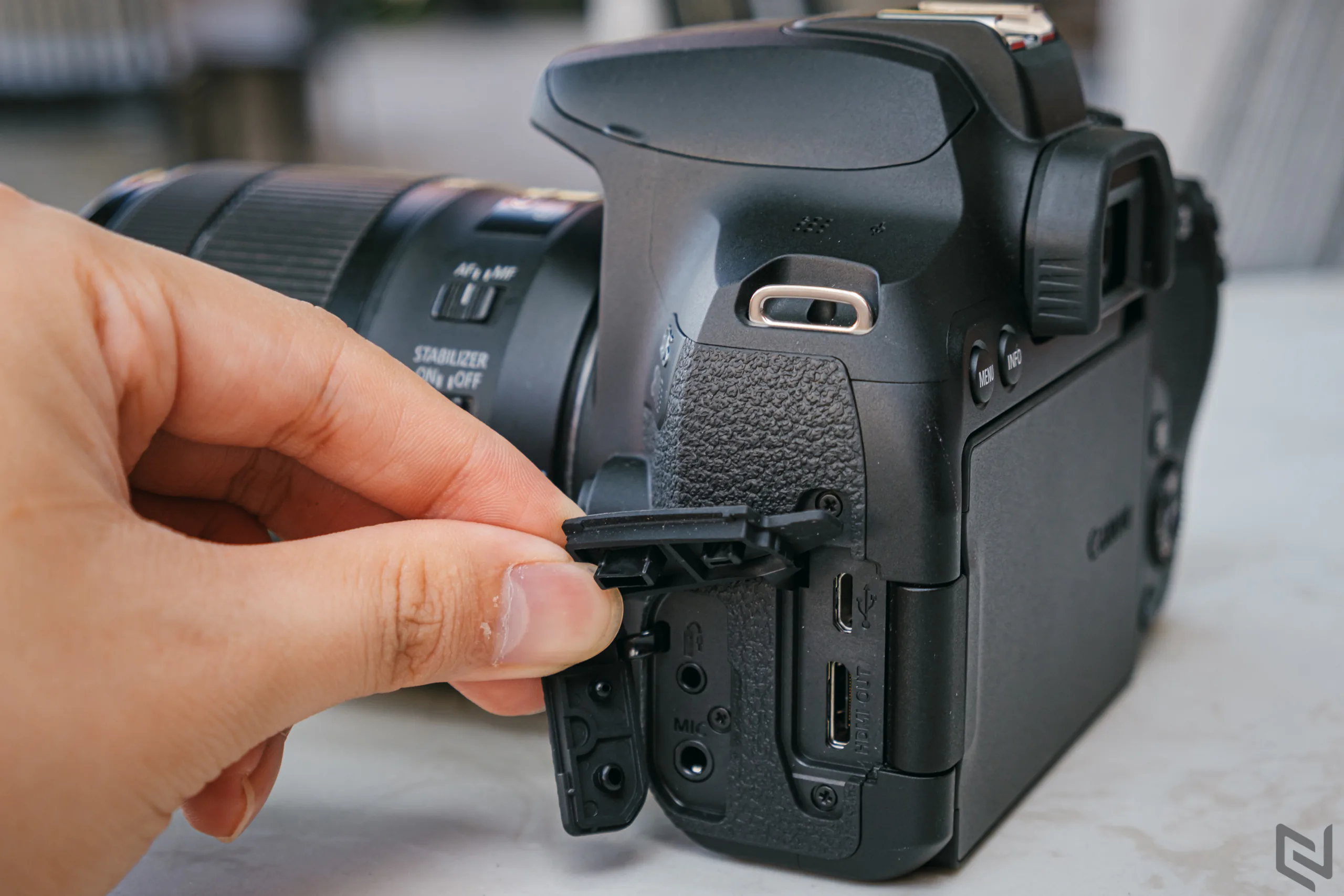 Trên tay Canon EOS 850D, chiếc DSLR hiếm hoi hiện tại dành cho người dùng nhập môn với nhiều tính năng cao cấp từ dòng EOS R