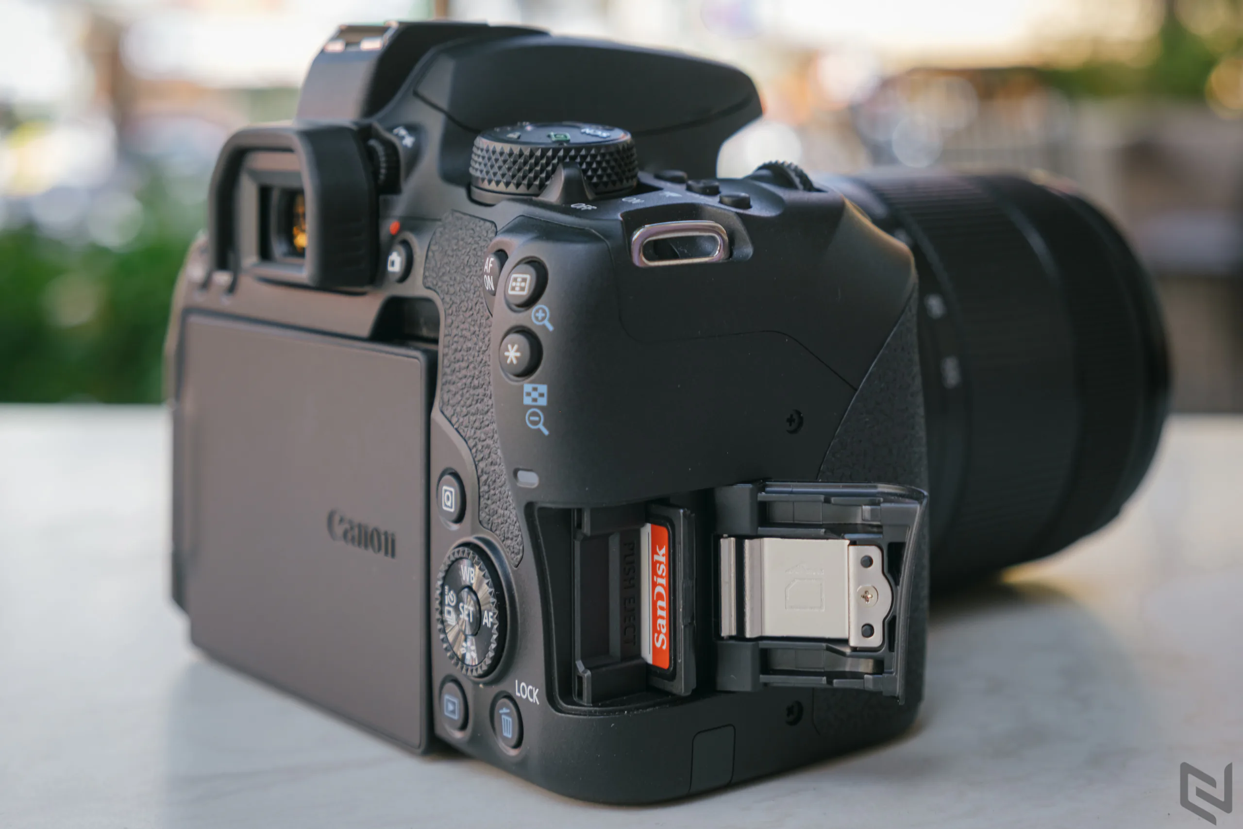 Trên tay Canon EOS 850D, chiếc DSLR hiếm hoi hiện tại dành cho người dùng nhập môn với nhiều tính năng cao cấp từ dòng EOS R