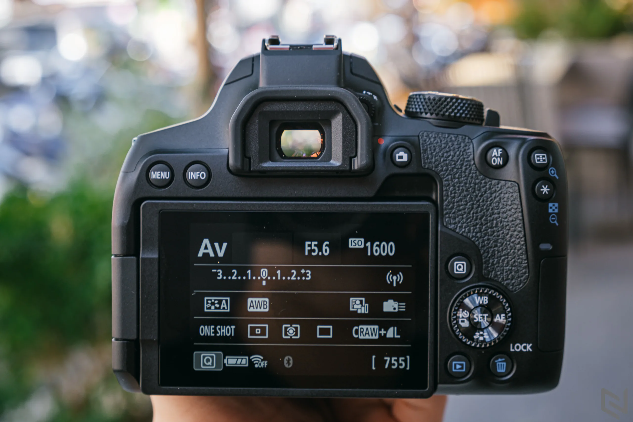 Trên tay Canon EOS 850D, chiếc DSLR hiếm hoi hiện tại dành cho người dùng nhập môn với nhiều tính năng cao cấp từ dòng EOS R
