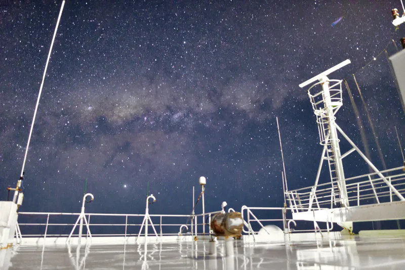 Cùng ngắm nhìn loạt ảnh dải ngân hà Milky Way được chụp từ một chiếc tàu thuỷ chở hàng