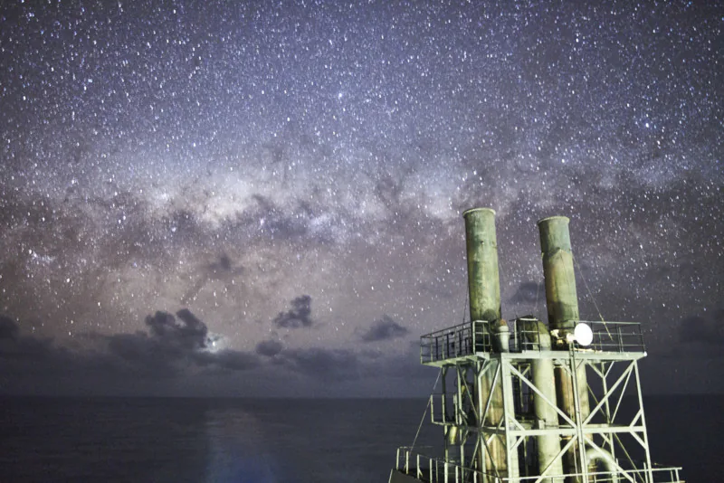 Cùng ngắm nhìn loạt ảnh dải ngân hà Milky Way được chụp từ một chiếc tàu thuỷ chở hàng