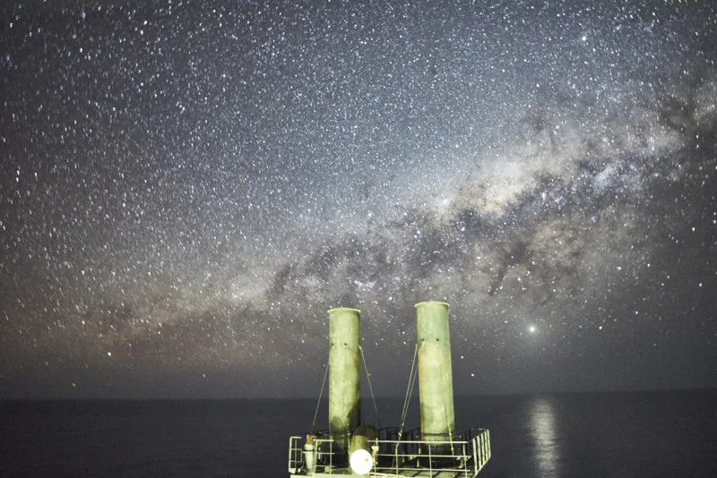 Cùng ngắm nhìn loạt ảnh dải ngân hà Milky Way được chụp từ một chiếc tàu thuỷ chở hàng