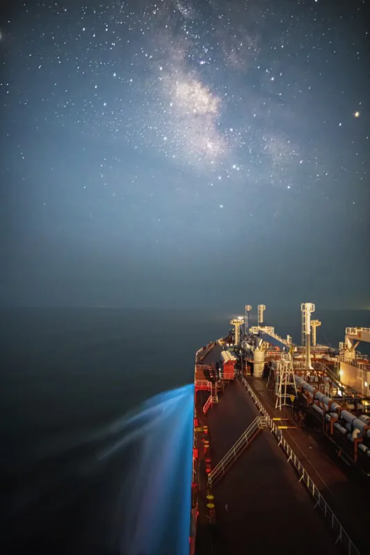 Cùng ngắm nhìn loạt ảnh dải ngân hà Milky Way được chụp từ một chiếc tàu thuỷ chở hàng