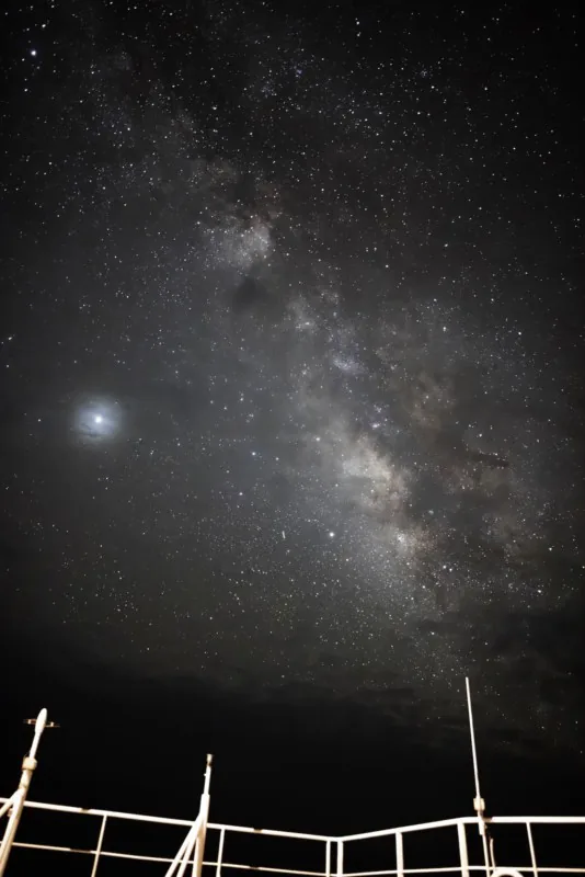 Cùng ngắm nhìn loạt ảnh dải ngân hà Milky Way được chụp từ một chiếc tàu thuỷ chở hàng