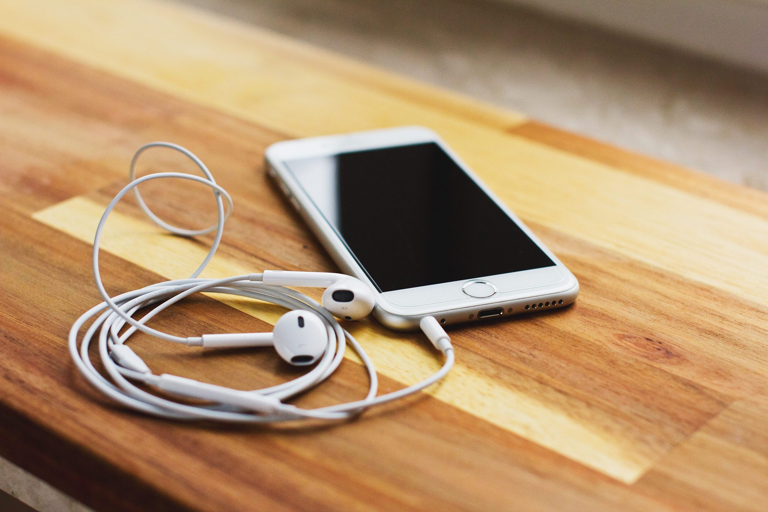 Apple có thể không tặng kèm tai nghe EarPods trong iPhone 12 để tăng doanh số bán AirPods