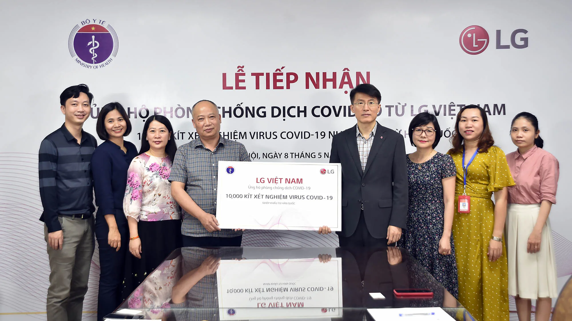 LG tài trợ Bộ y tế Việt Nam 10,000 bộ kit xét nghiệm Covid-19 và các trang thiết bị y tế nhập khẩu từ Hàn Quốc