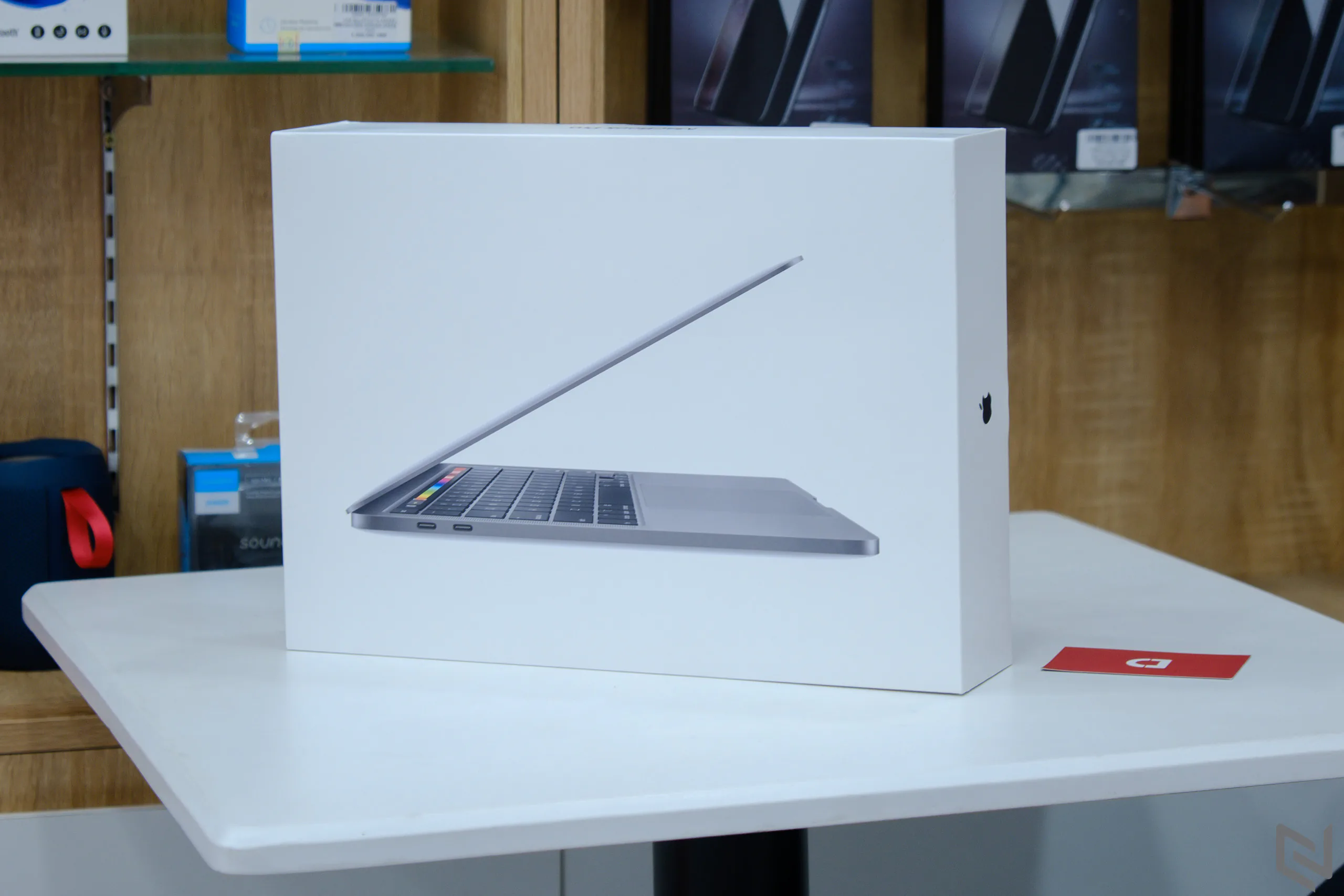 Trên tay MacBook Pro 2020 đầu tiên tại Việt Nam: Bàn phím mới, mạnh hơn, giá từ 34,979,000 VND