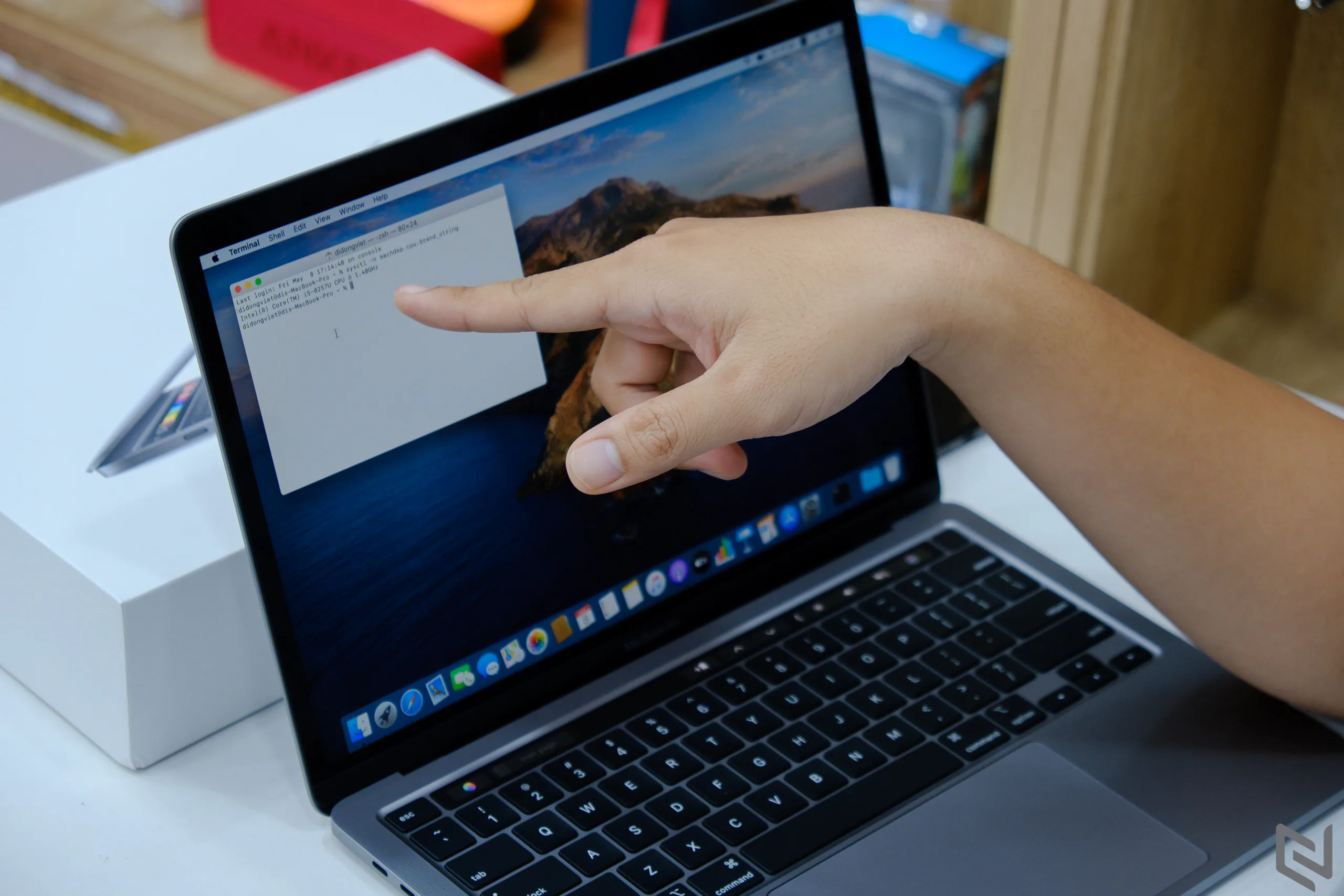 Trên tay MacBook Pro 2020 đầu tiên tại Việt Nam: Bàn phím mới, mạnh hơn, giá từ 34,979,000 VND