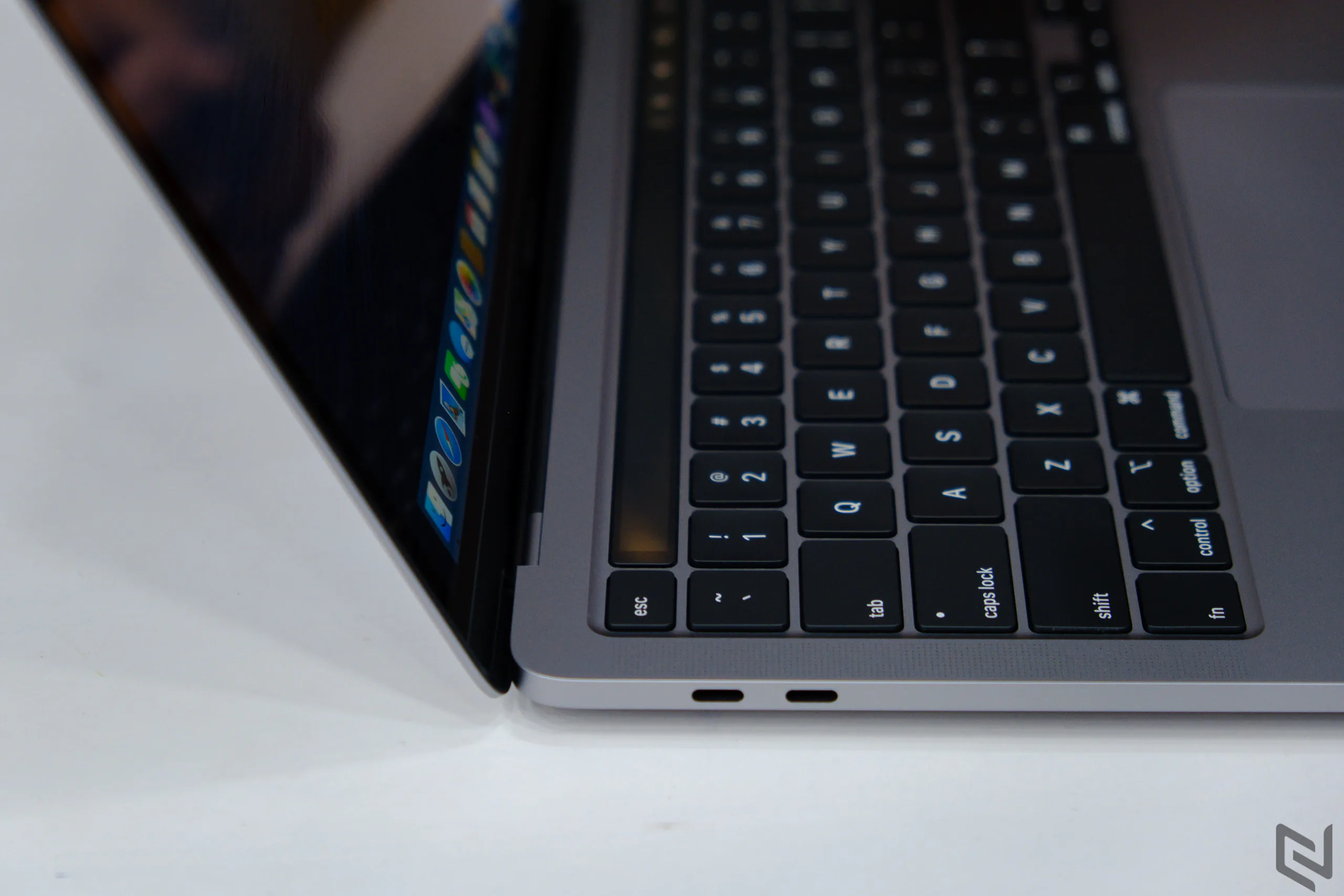 Trên tay MacBook Pro 2020 đầu tiên tại Việt Nam: Bàn phím mới, mạnh hơn, giá từ 34,979,000 VND
