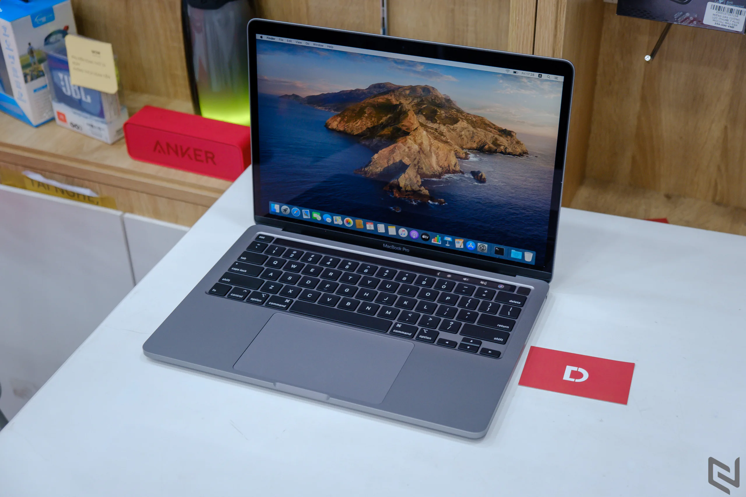 Trên tay MacBook Pro 2020 đầu tiên tại Việt Nam: Bàn phím mới, mạnh hơn, giá từ 34,979,000 VND
